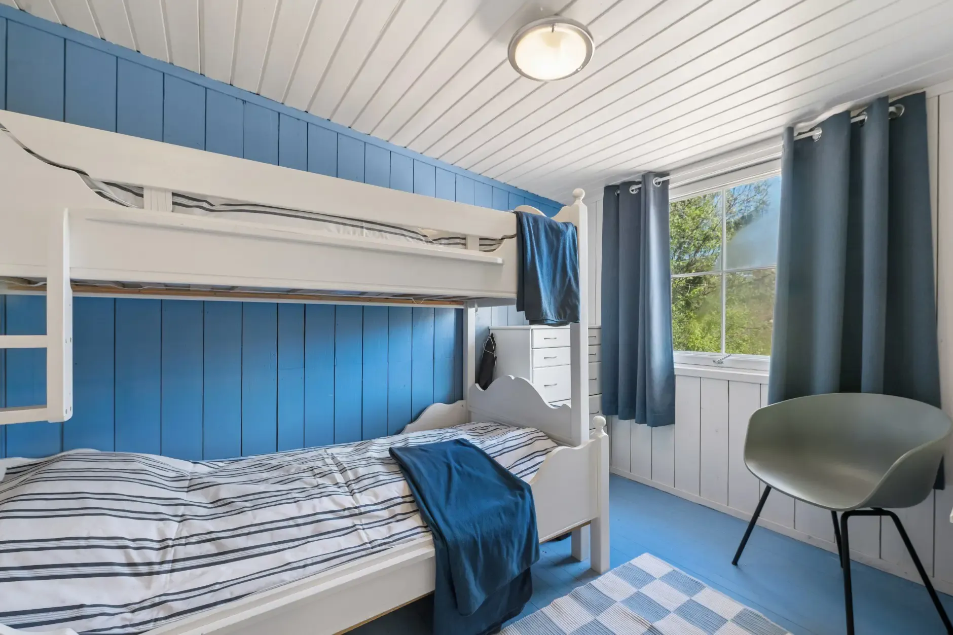 1960s Norwegian Seaside House with Pool and Expansive Terrace - View image 15 of 36
