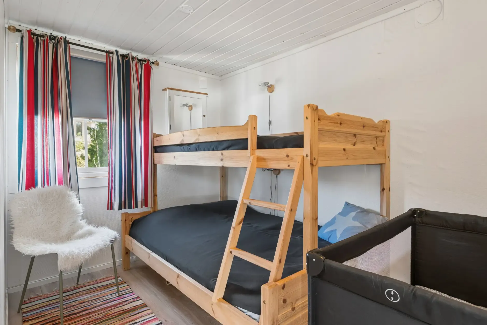 1960s Norwegian Seaside House with Pool and Expansive Terrace - View image 16 of 36