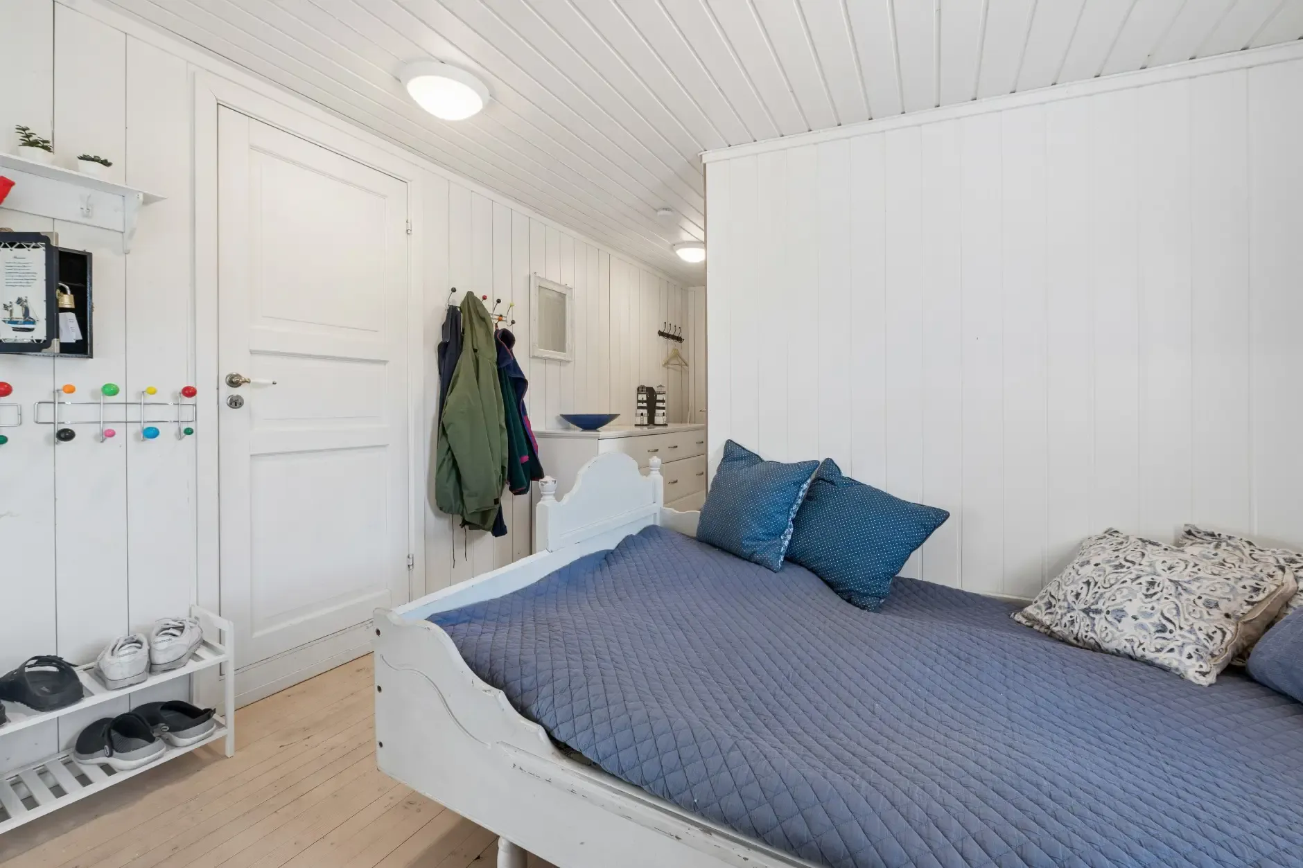 1960s Norwegian Seaside House with Pool and Expansive Terrace - View image 17 of 36