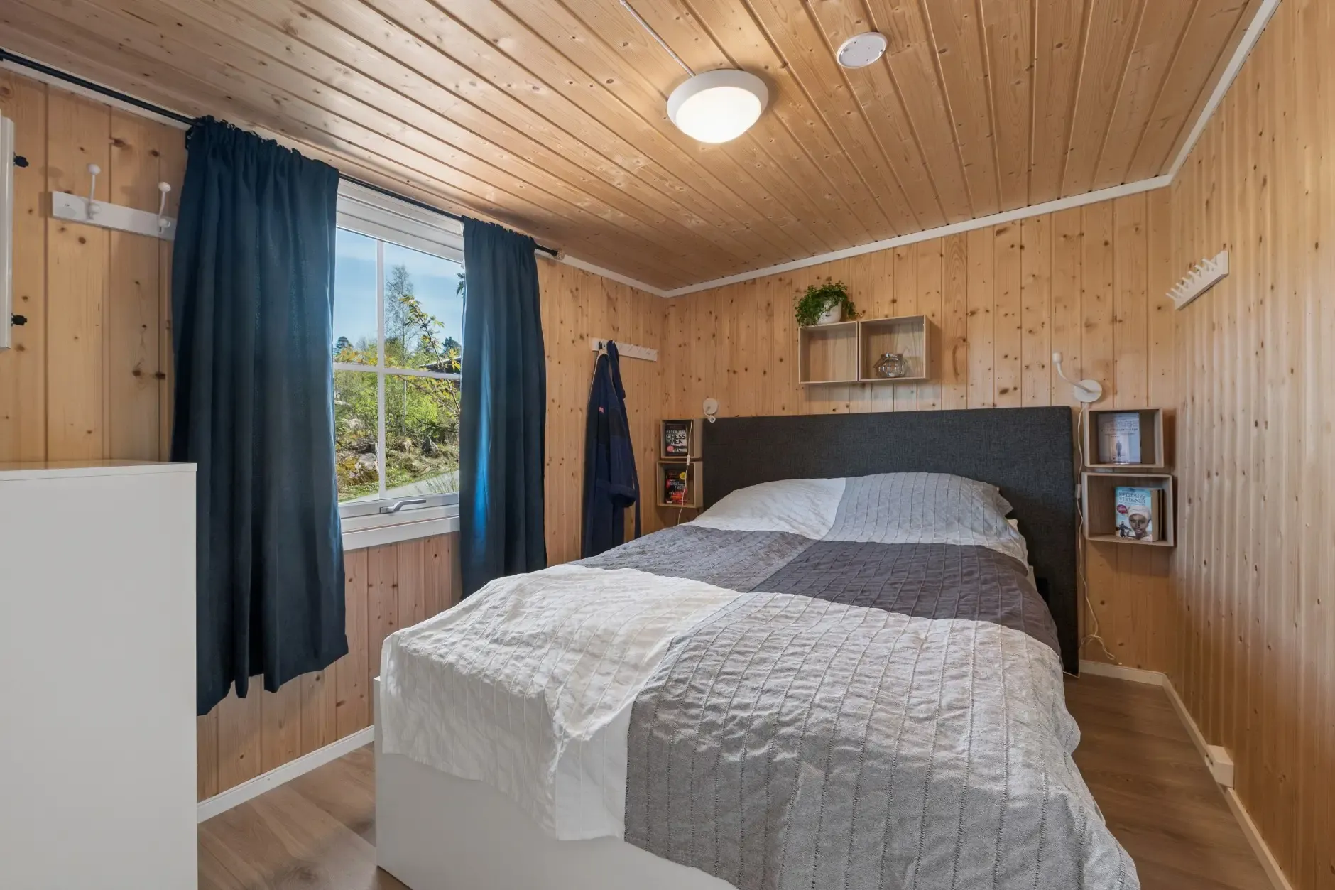 1960s Norwegian Seaside House with Pool and Expansive Terrace - View image 19 of 36