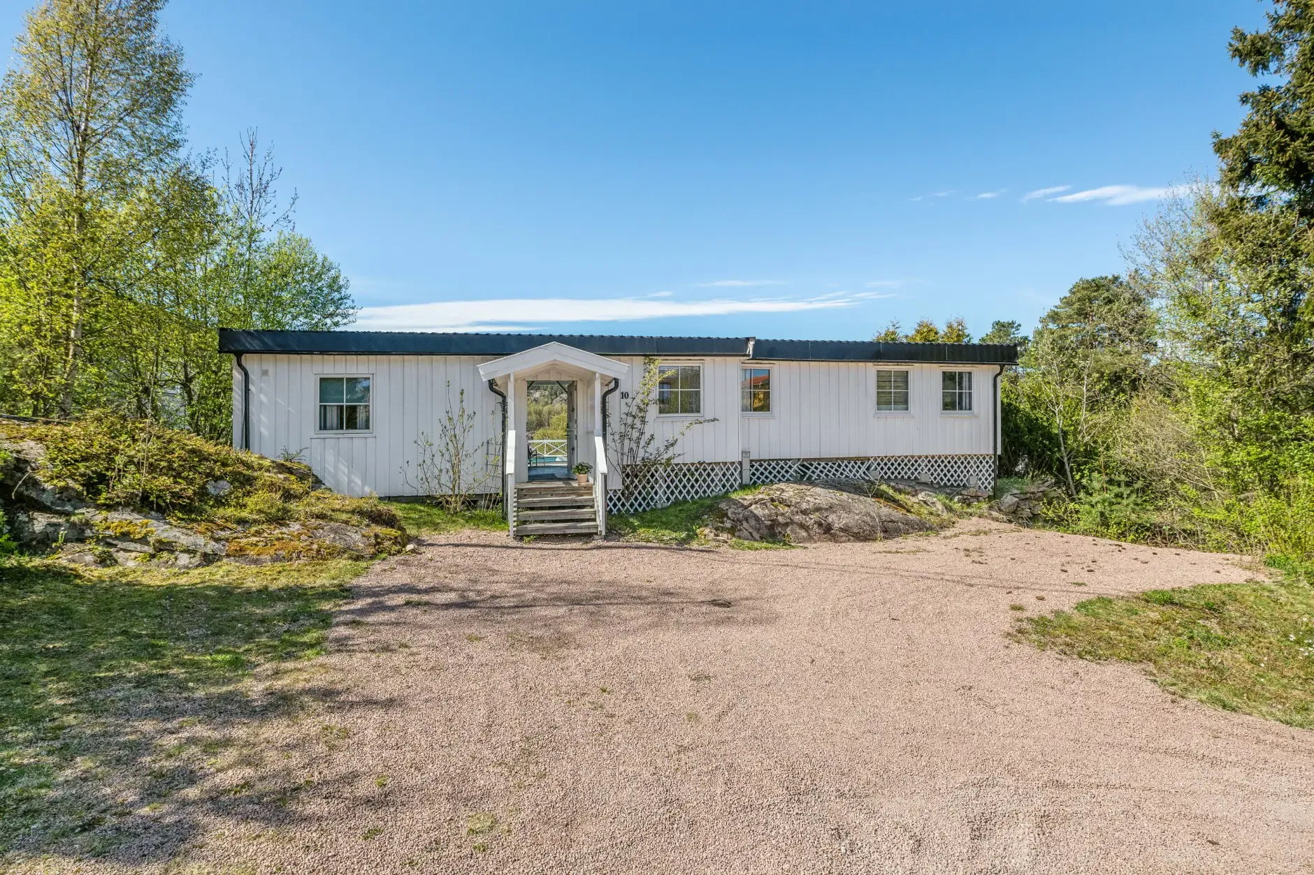 1960s Norwegian Seaside House with Pool and Expansive Terrace - View image 20 of 36
