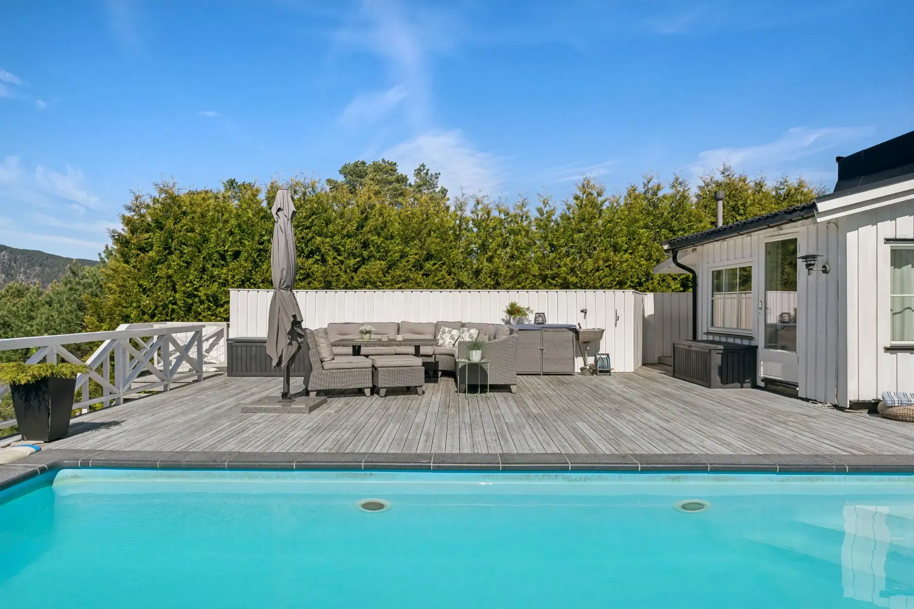 1960s Norwegian Seaside House with Pool and Expansive Terrace - View image 21 of 36