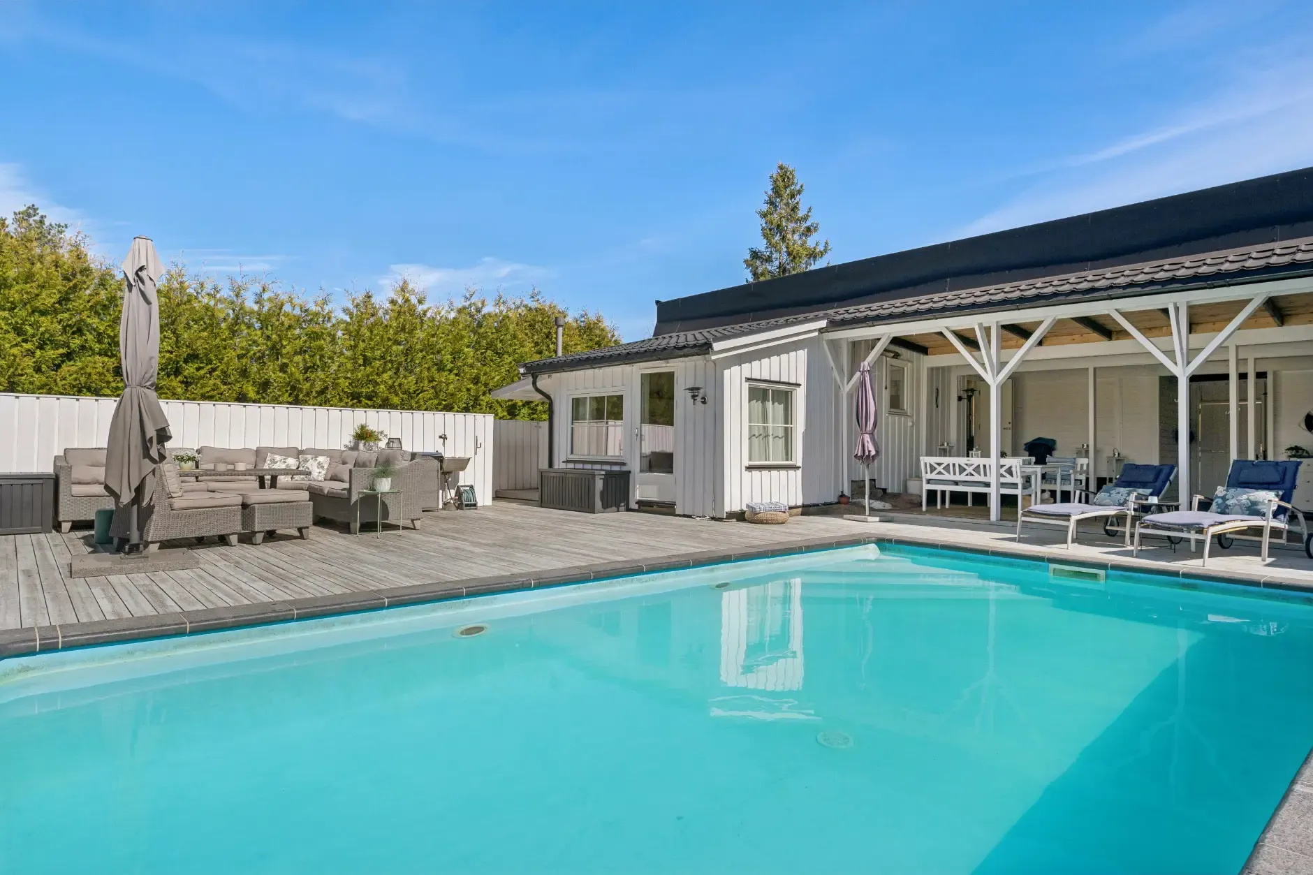 1960s Norwegian Seaside House with Pool and Expansive Terrace - View image 29 of 36