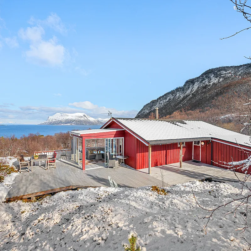 Scenic 3-Bedroom Cabin with Expansive Terrace in Tovik, Norway