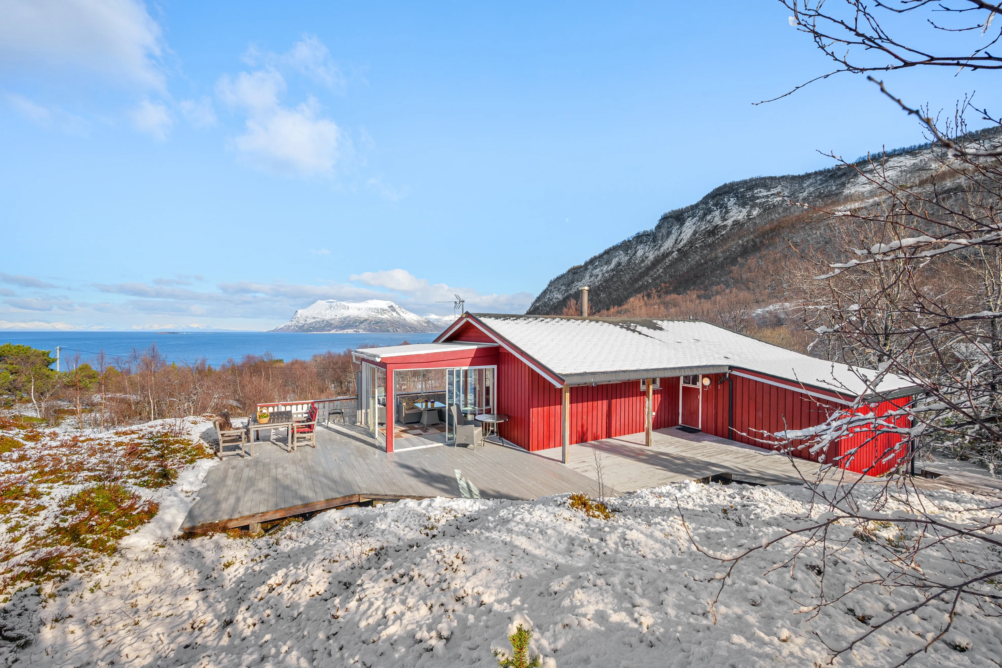 Scenic 3-Bedroom Cabin with Expansive Terrace in Tovik, Norway - Image 1