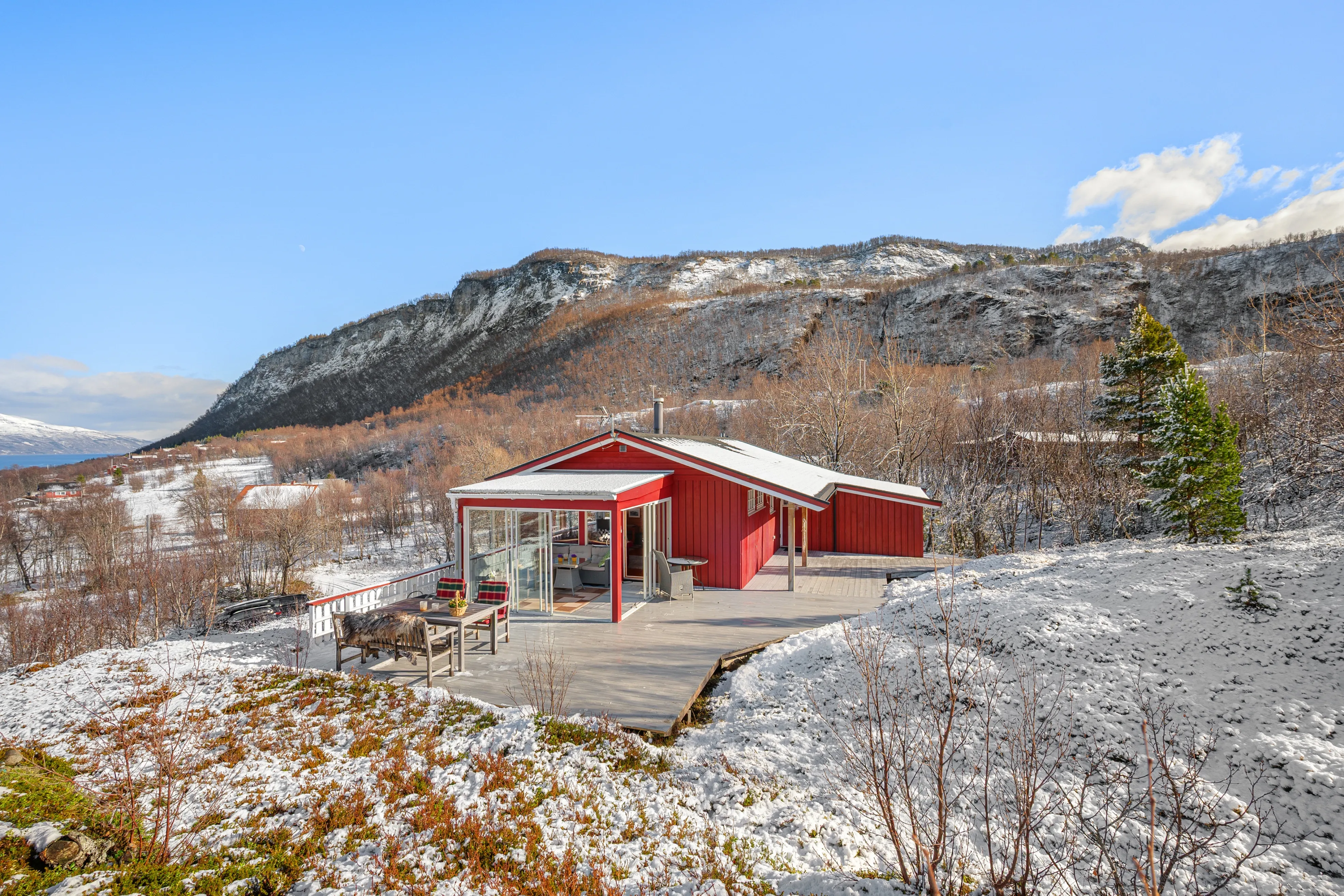 Scenic 3-Bedroom Cabin with Expansive Terrace in Tovik, Norway - Image 4