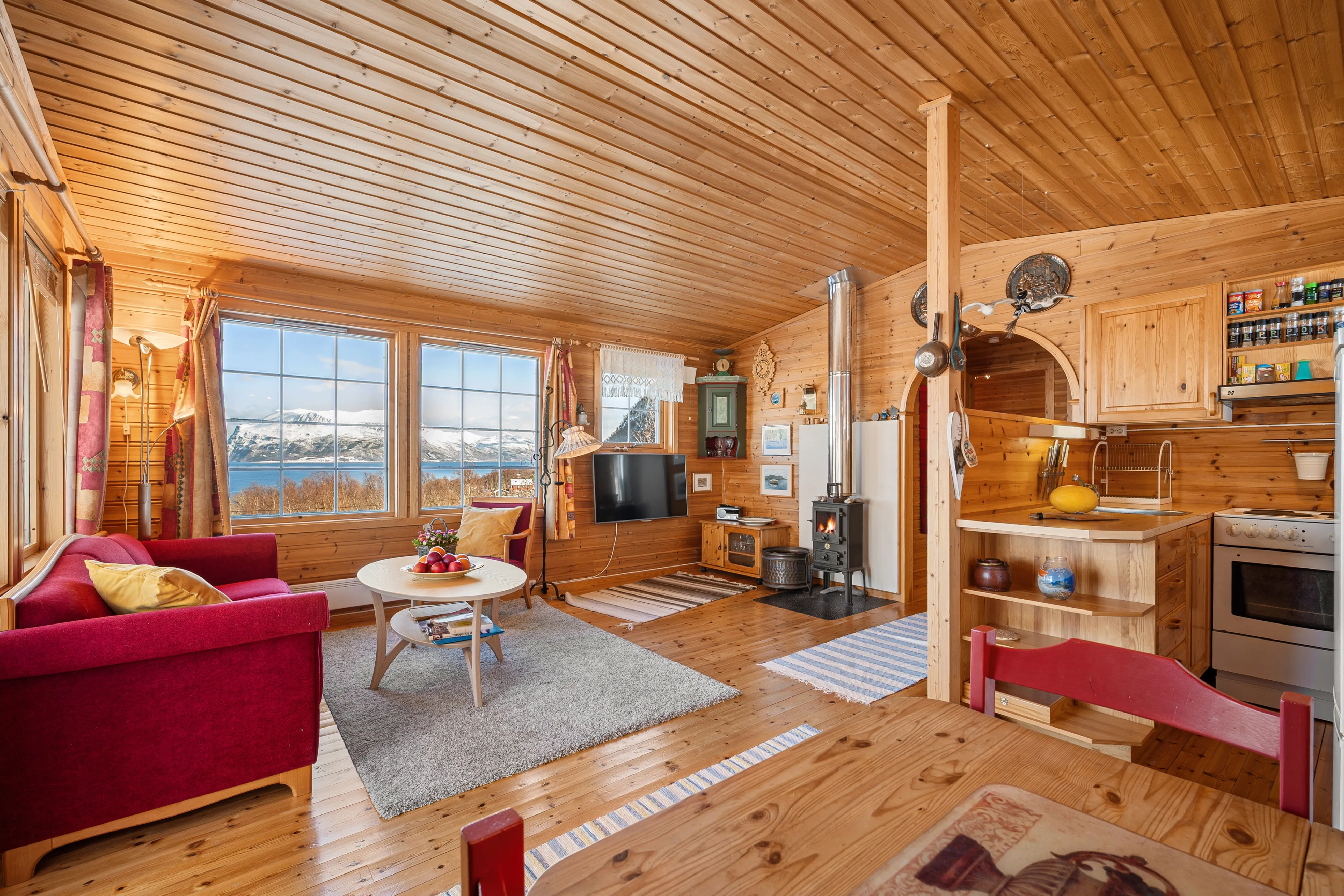 Scenic 3-Bedroom Cabin with Expansive Terrace in Tovik, Norway - Image 5