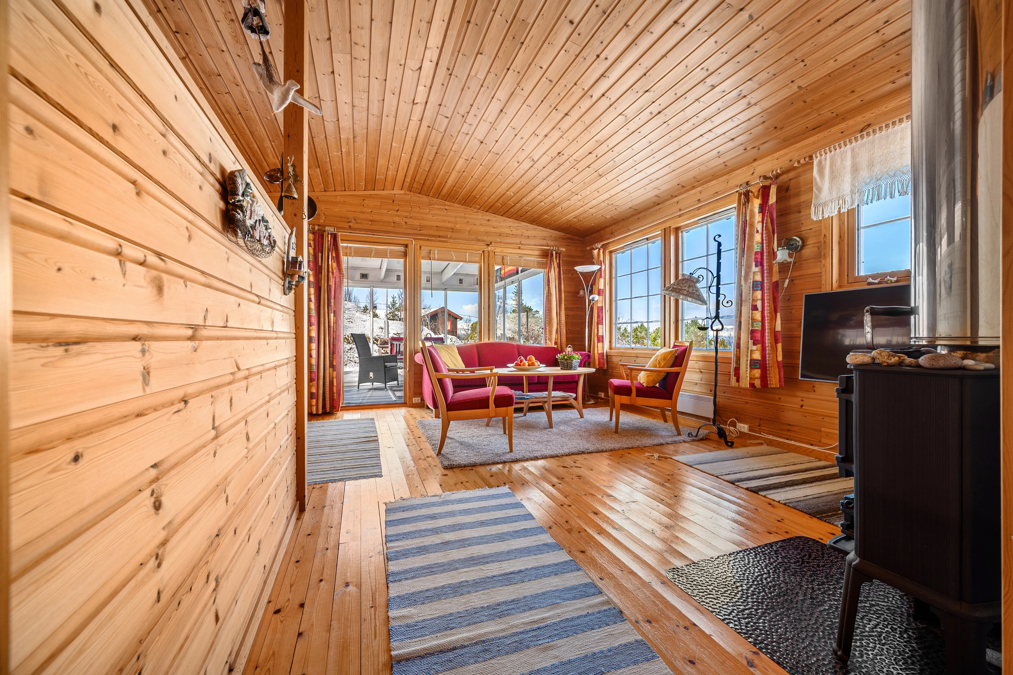 Scenic 3-Bedroom Cabin with Expansive Terrace in Tovik, Norway - View image 9 of 43