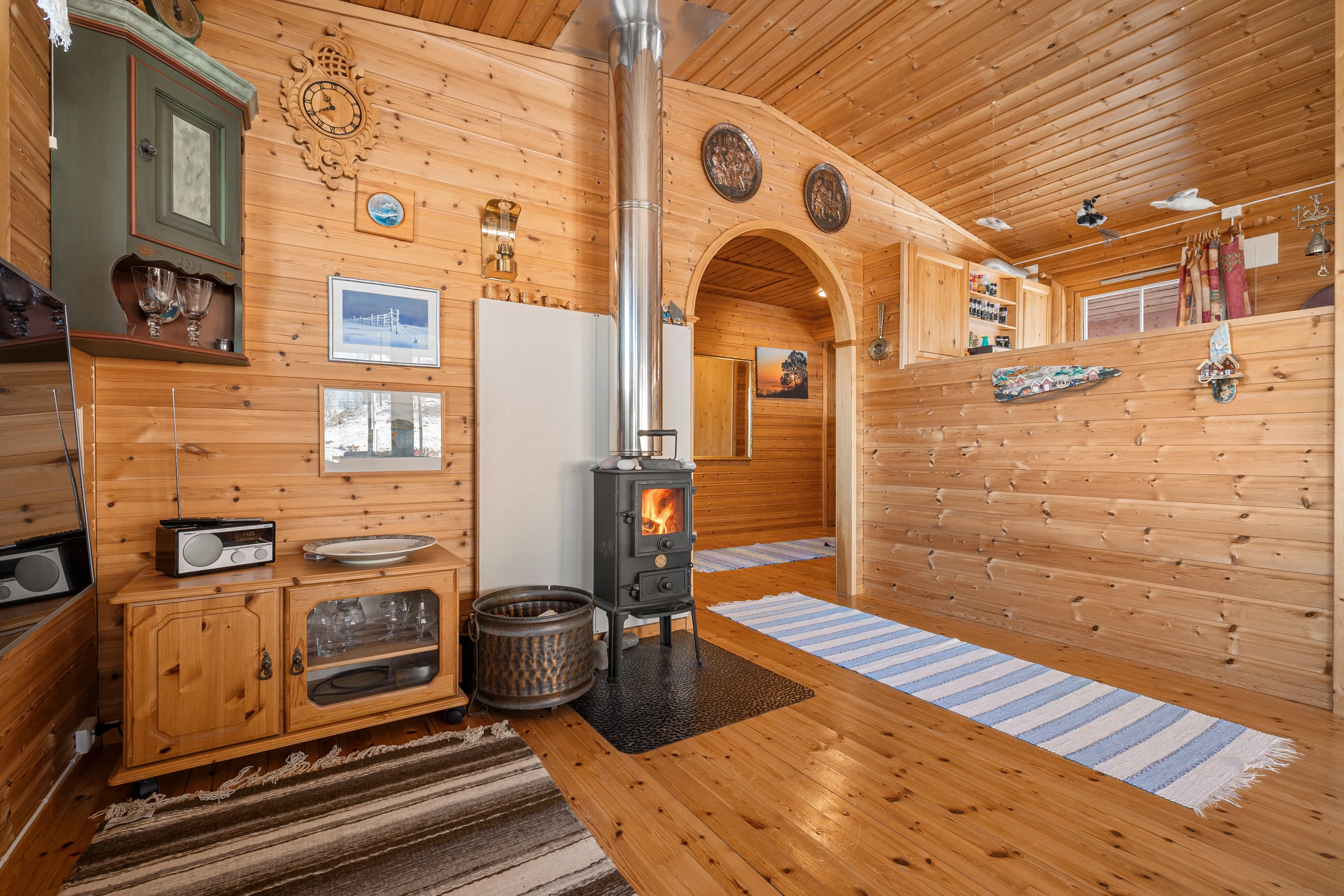 Scenic 3-Bedroom Cabin with Expansive Terrace in Tovik, Norway - View image 10 of 43