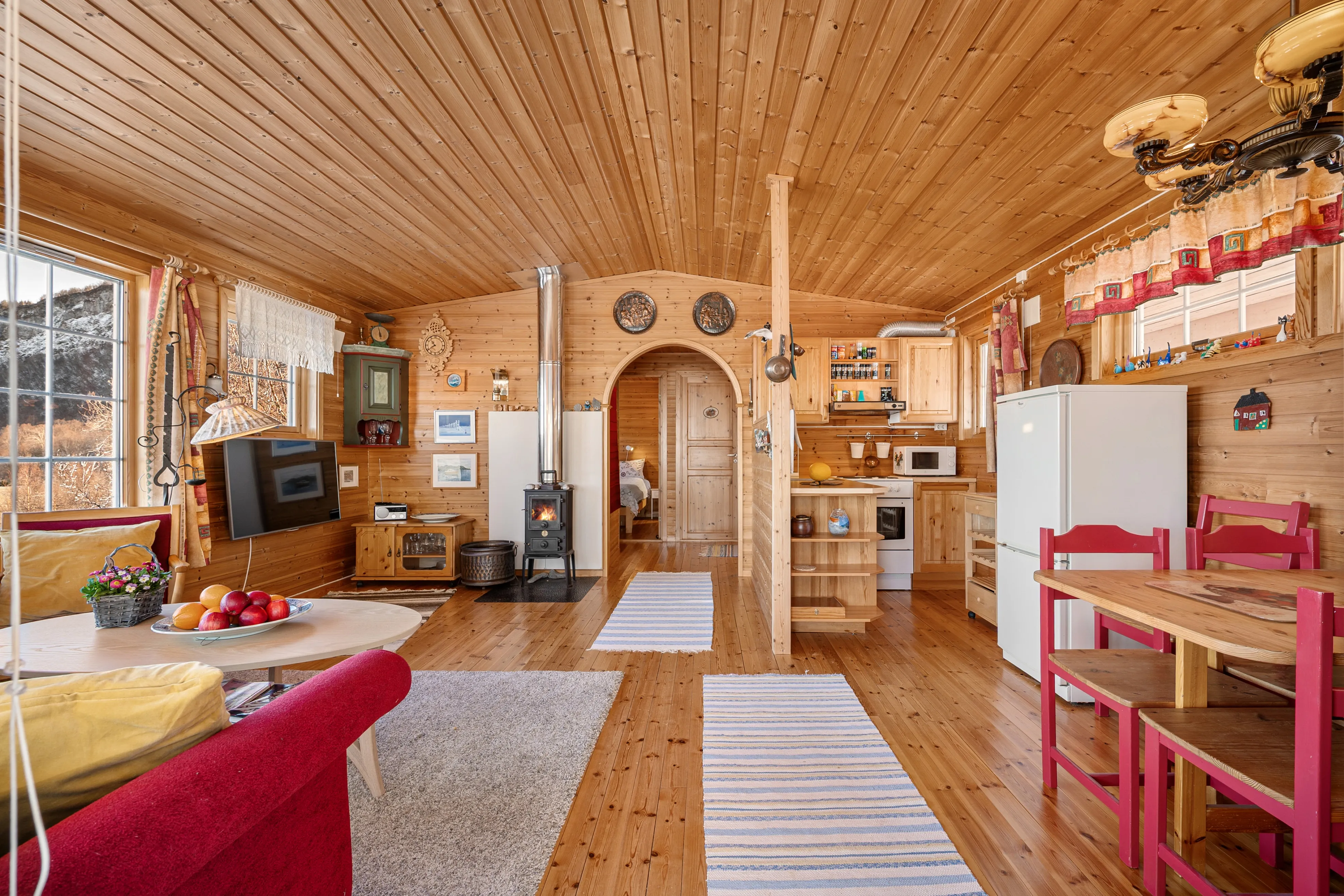 Scenic 3-Bedroom Cabin with Expansive Terrace in Tovik, Norway - View image 12 of 43