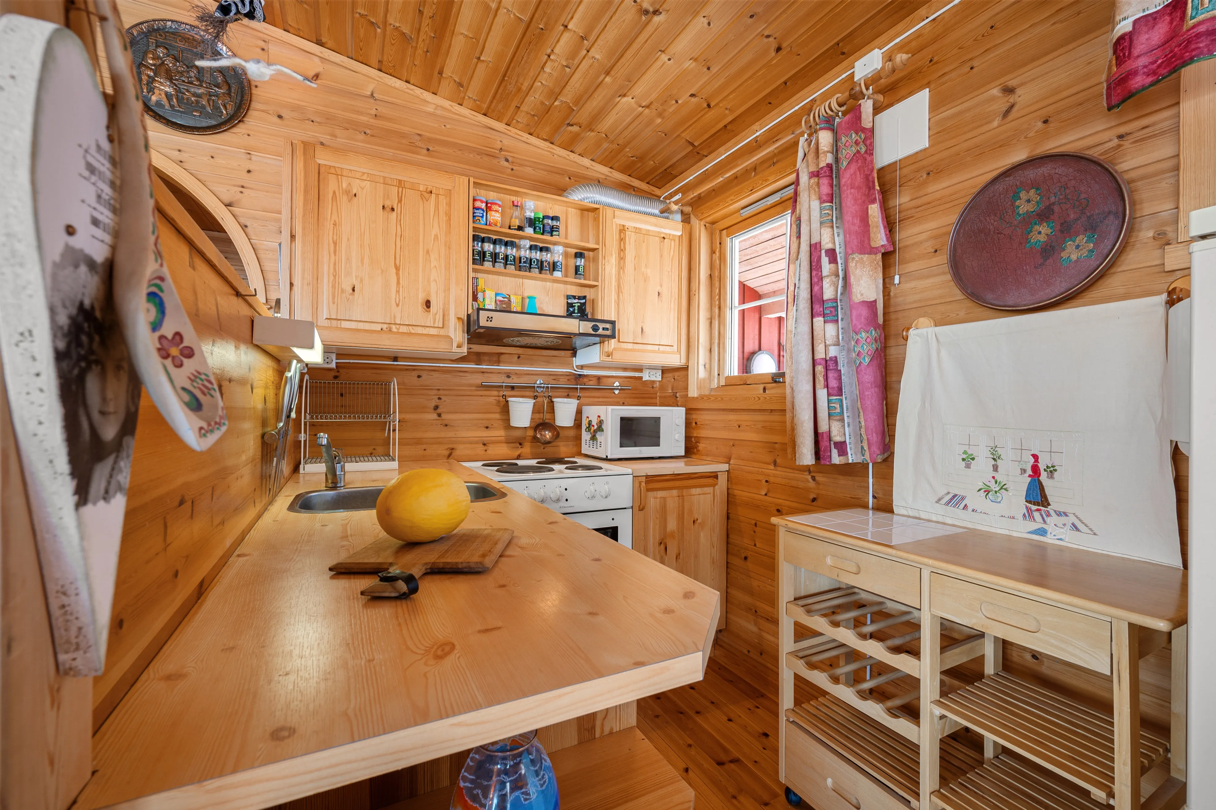 Scenic 3-Bedroom Cabin with Expansive Terrace in Tovik, Norway - View image 14 of 43