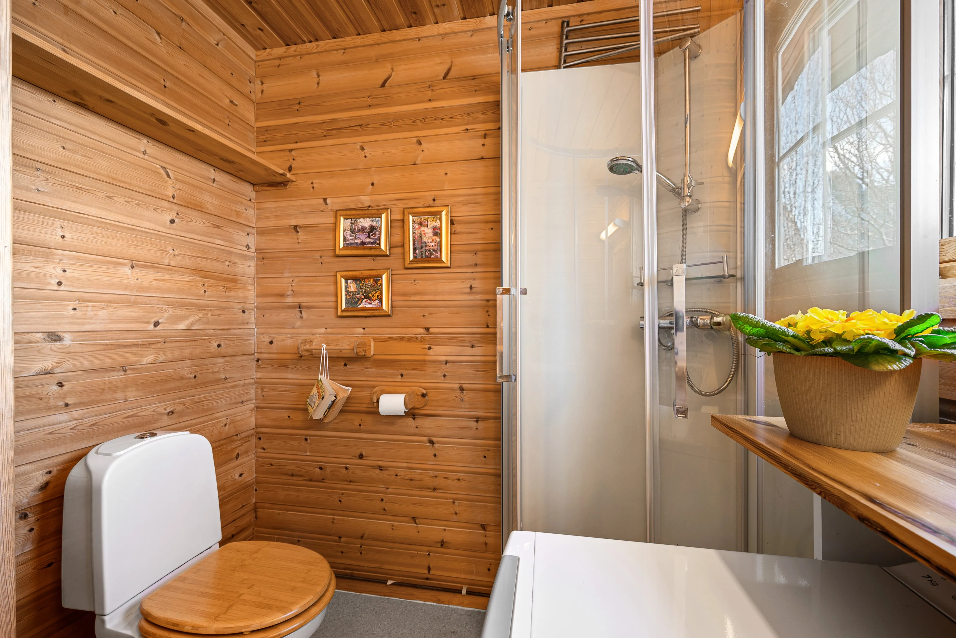 Scenic 3-Bedroom Cabin with Expansive Terrace in Tovik, Norway - View image 25 of 43
