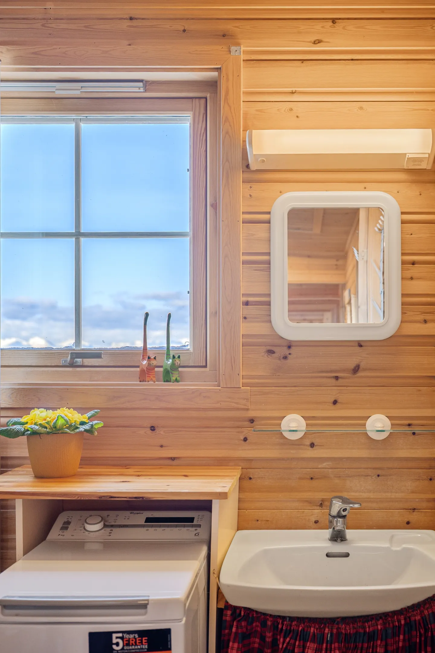 Scenic 3-Bedroom Cabin with Expansive Terrace in Tovik, Norway - View image 26 of 43