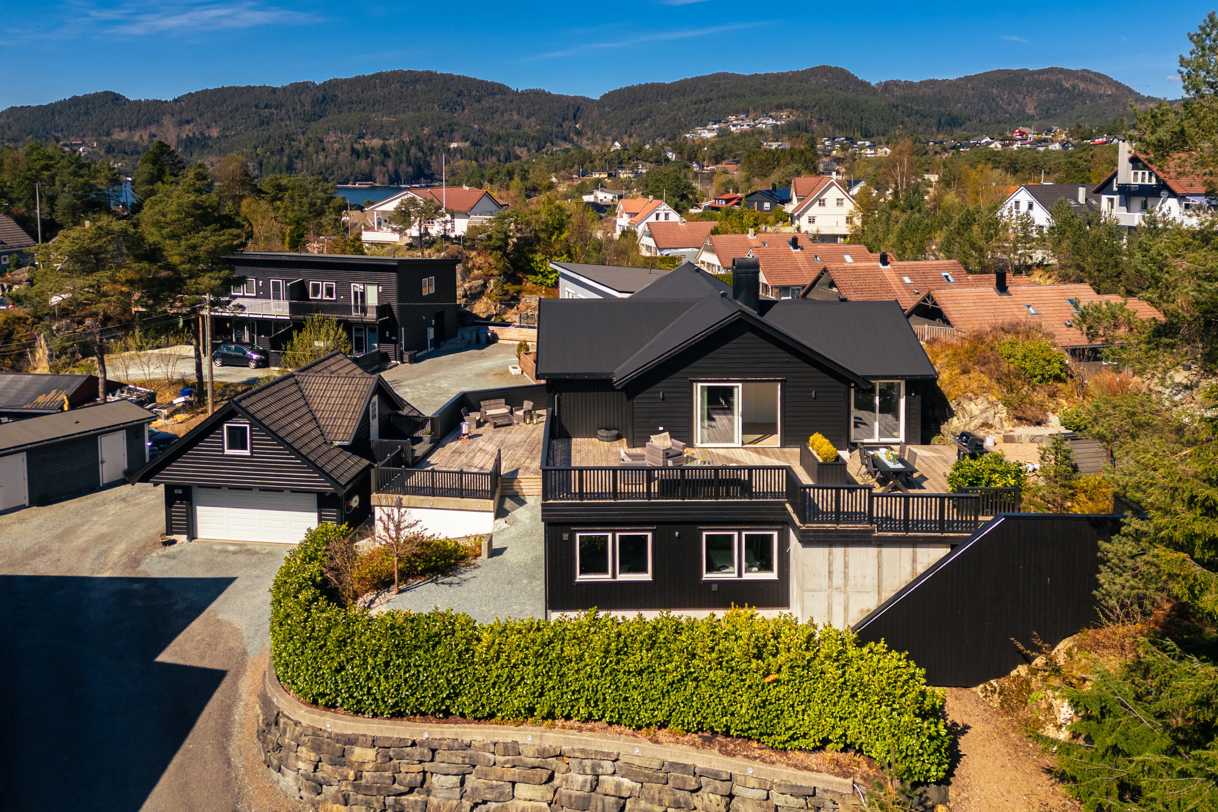 1960s 5-Bedroom House in Hagavik with Expansive Terrace and Parking - Image 1