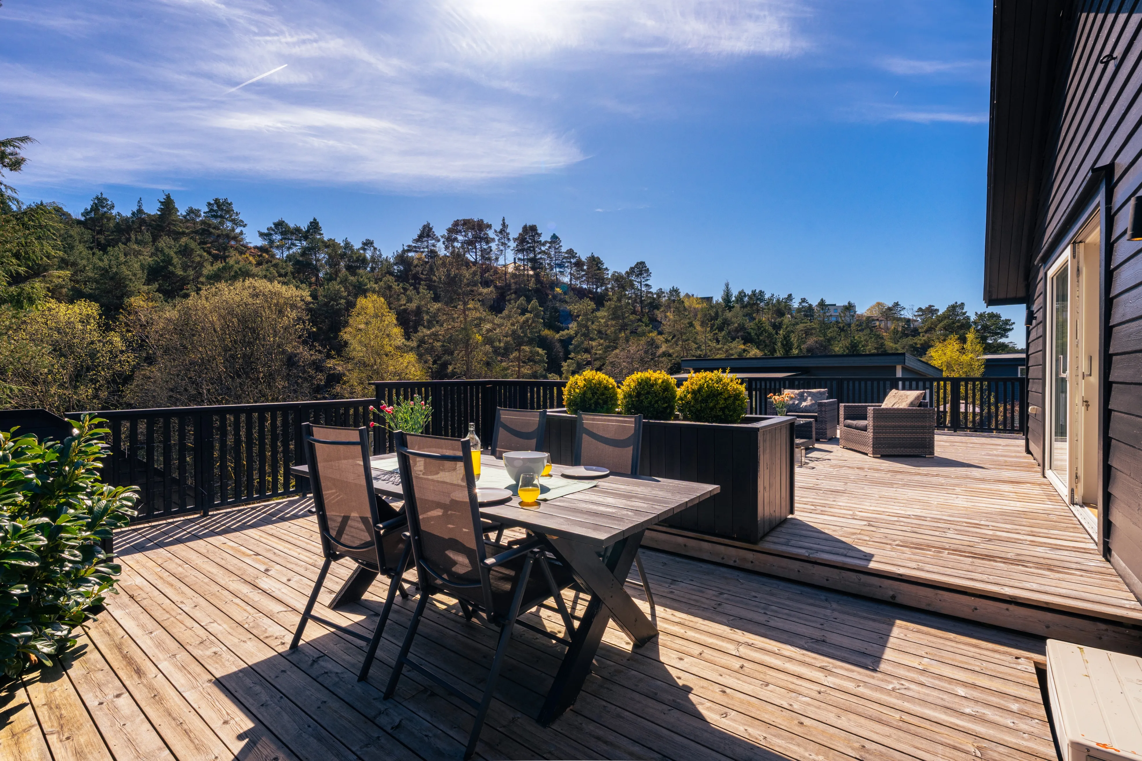 1960s 5-Bedroom House in Hagavik with Expansive Terrace and Parking - Image 2