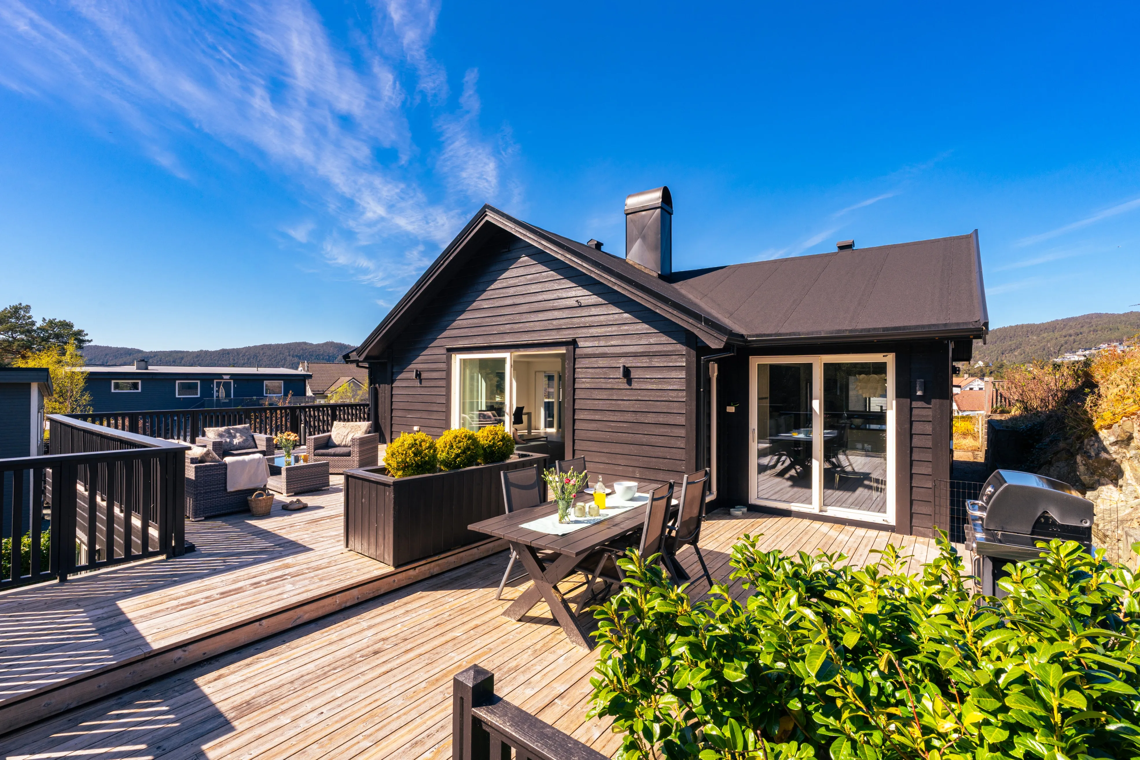1960s 5-Bedroom House in Hagavik with Expansive Terrace and Parking - Image 3