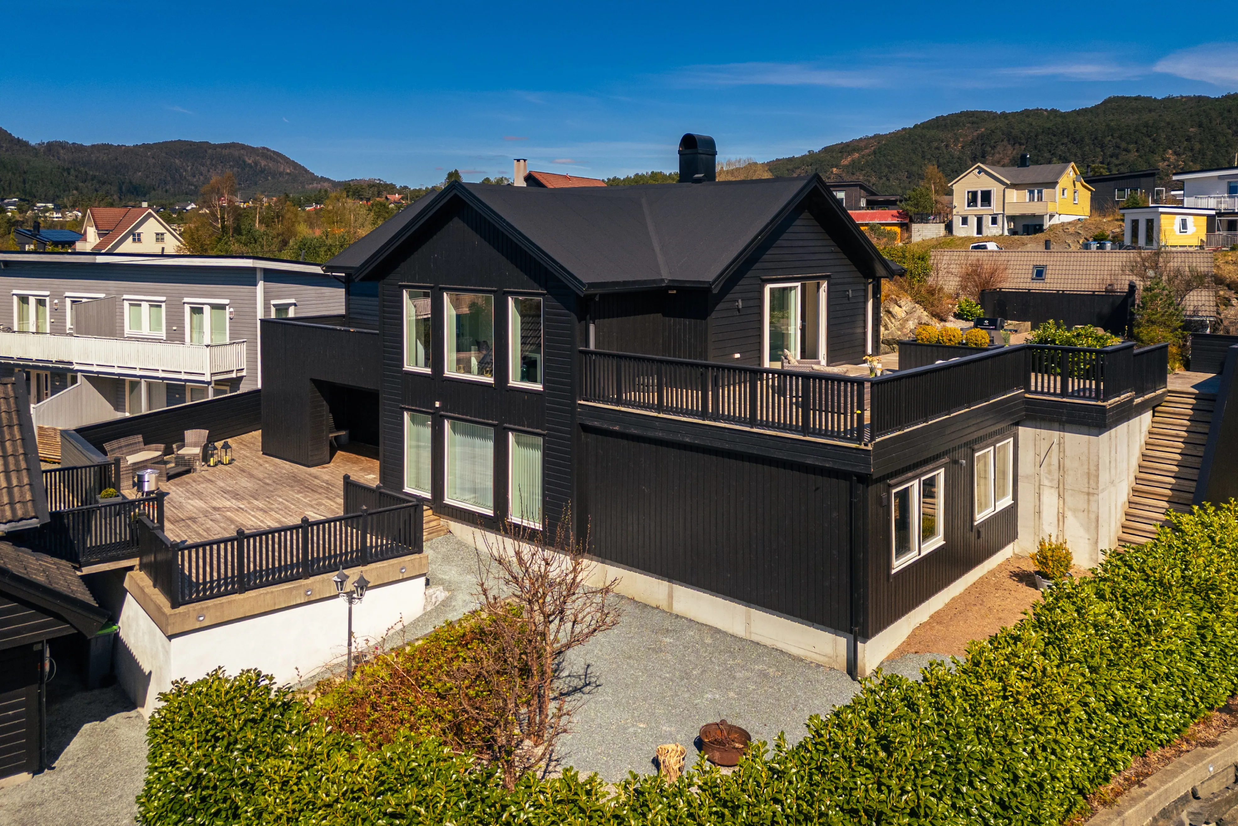 1960s 5-Bedroom House in Hagavik with Expansive Terrace and Parking - View image 6 of 55