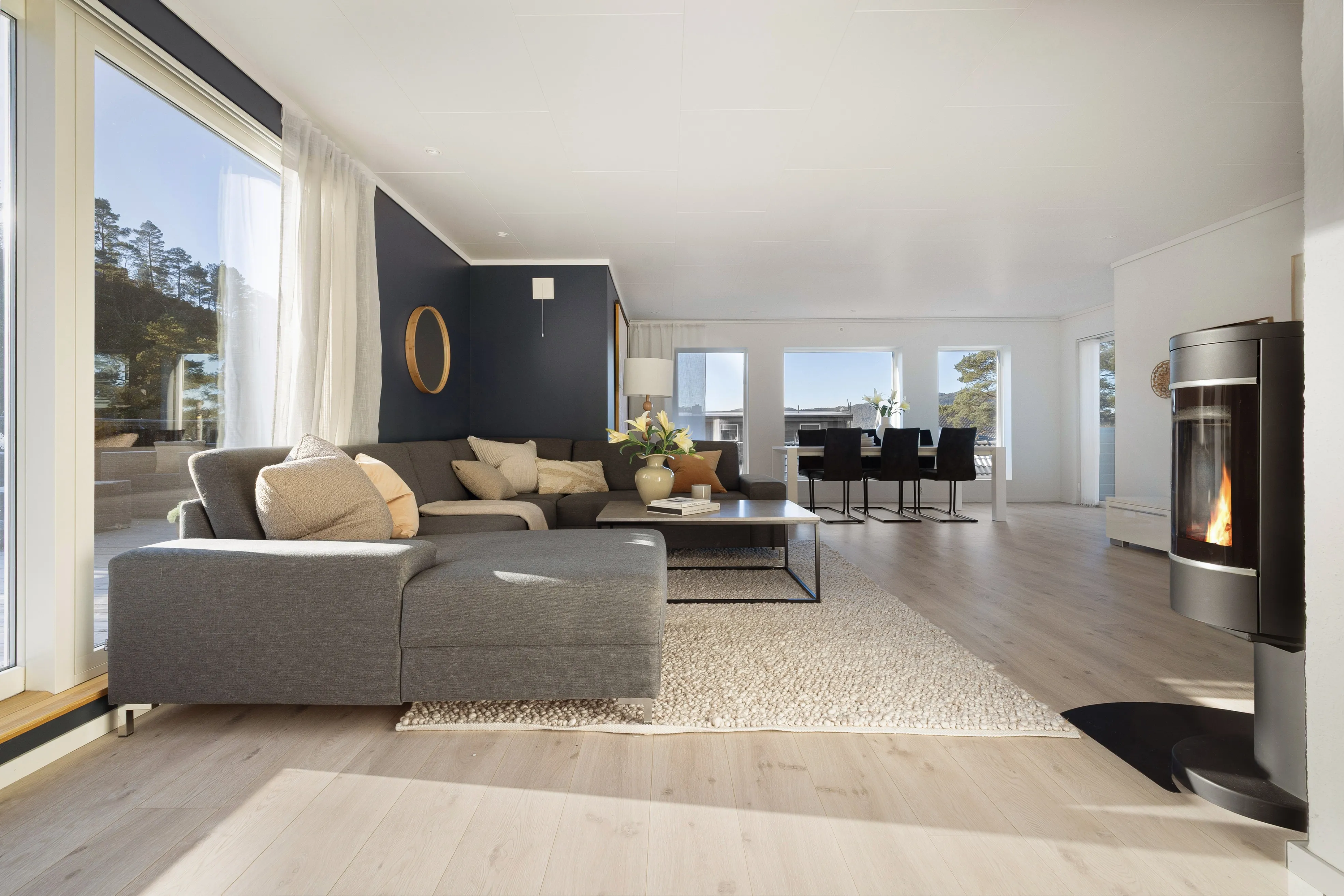 1960s 5-Bedroom House in Hagavik with Expansive Terrace and Parking - View image 8 of 55