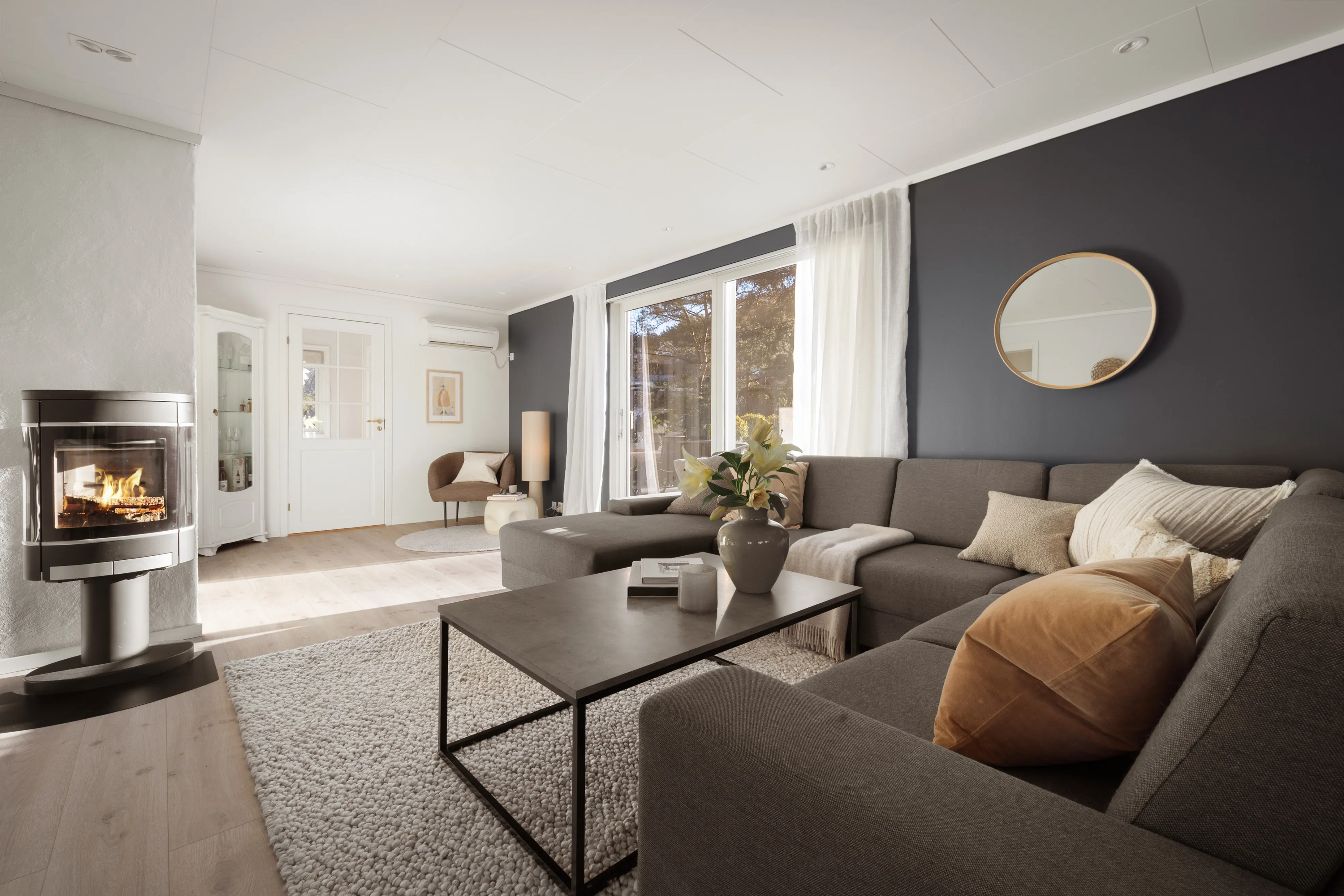 1960s 5-Bedroom House in Hagavik with Expansive Terrace and Parking - View image 9 of 55