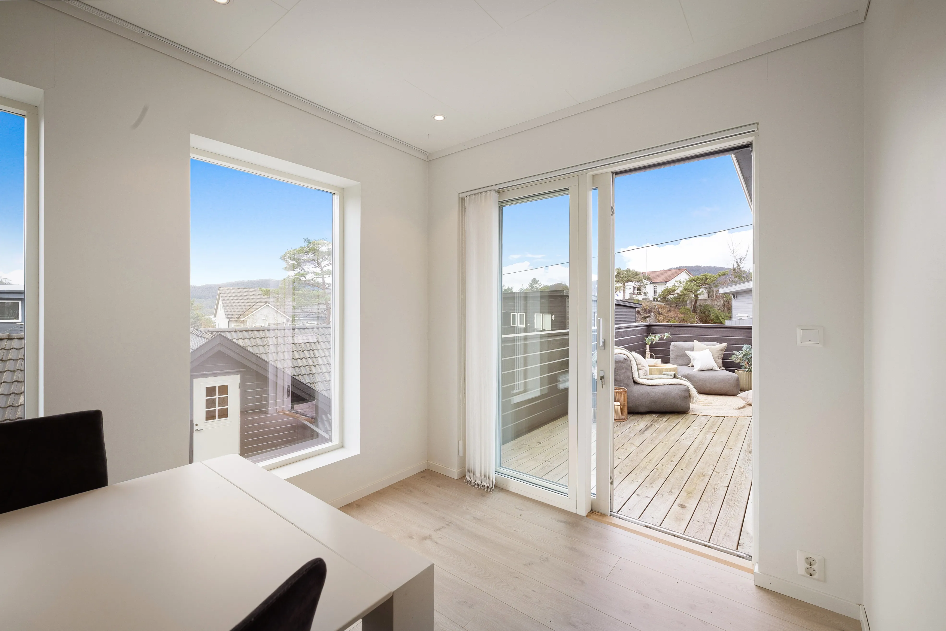1960s 5-Bedroom House in Hagavik with Expansive Terrace and Parking - View image 11 of 55