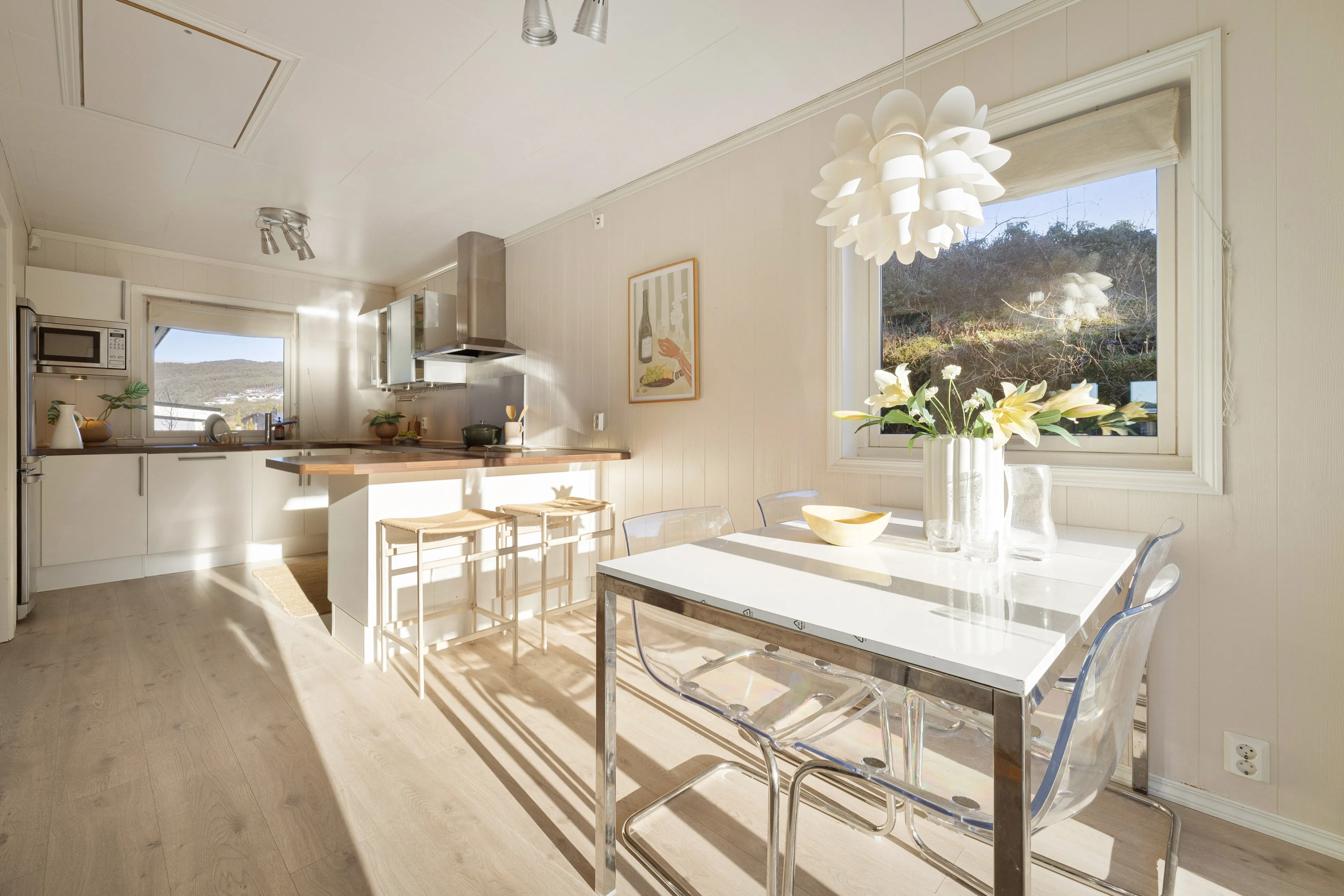 1960s 5-Bedroom House in Hagavik with Expansive Terrace and Parking - View image 17 of 55