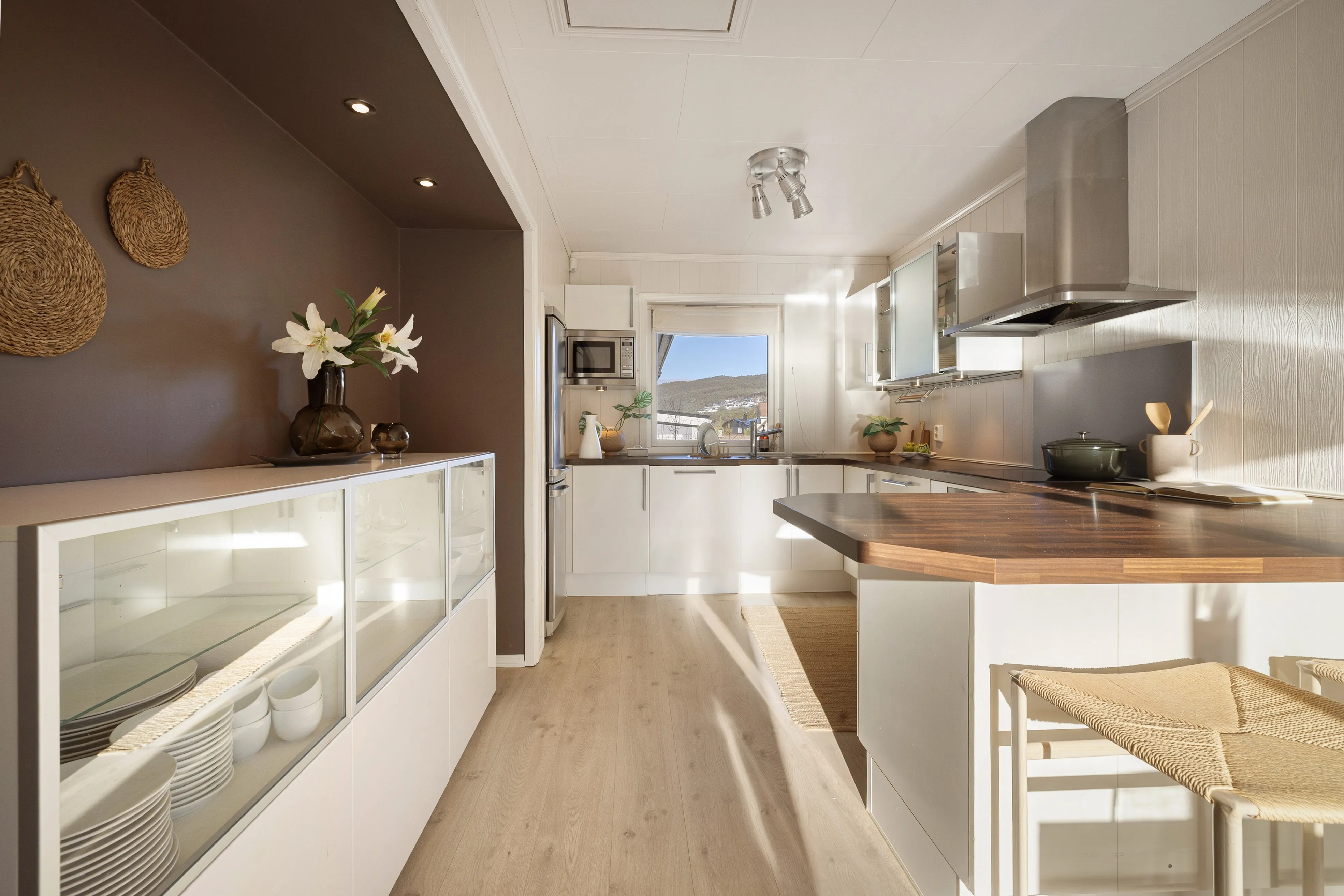 1960s 5-Bedroom House in Hagavik with Expansive Terrace and Parking - View image 18 of 55