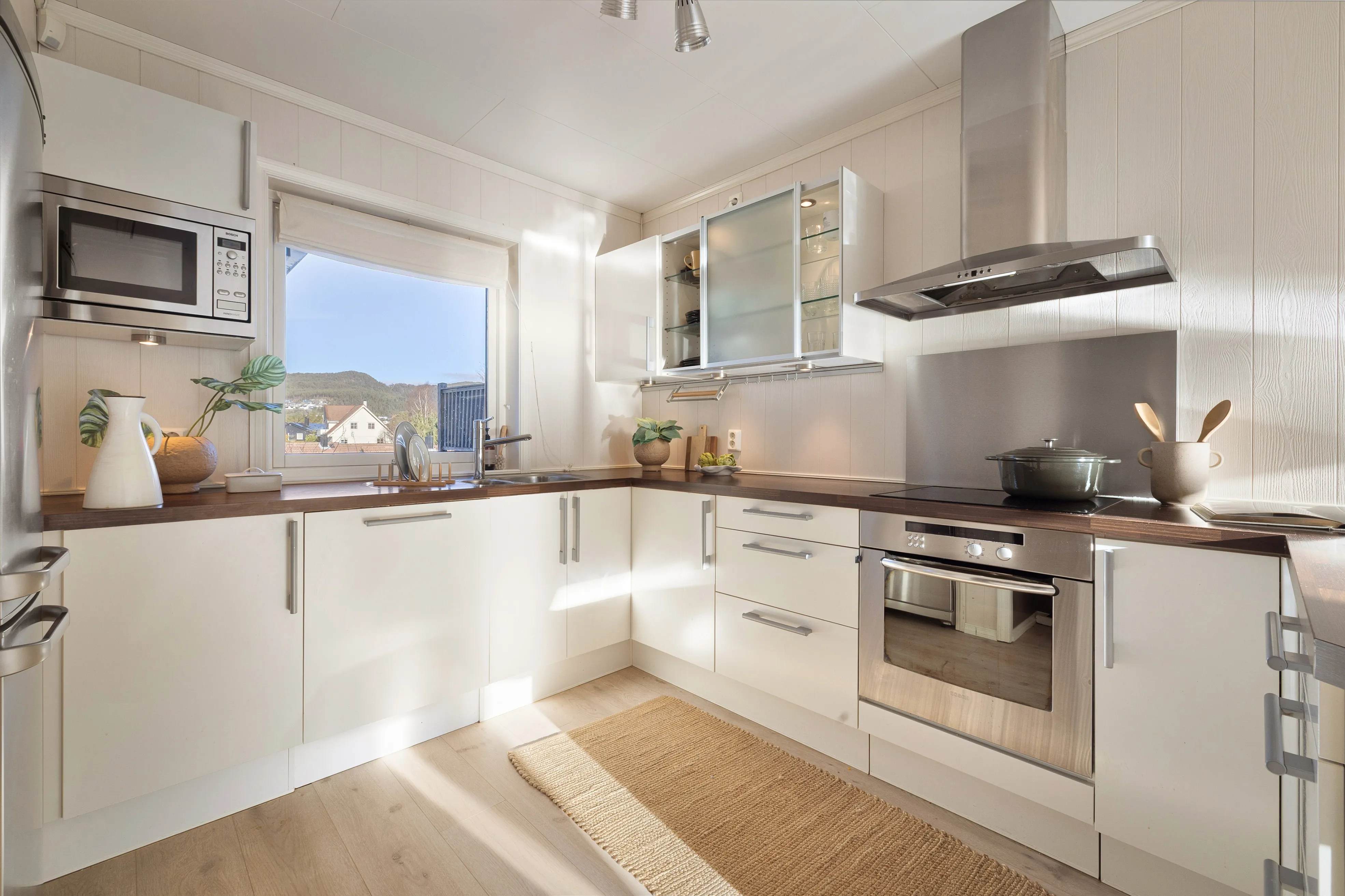 1960s 5-Bedroom House in Hagavik with Expansive Terrace and Parking - View image 19 of 55