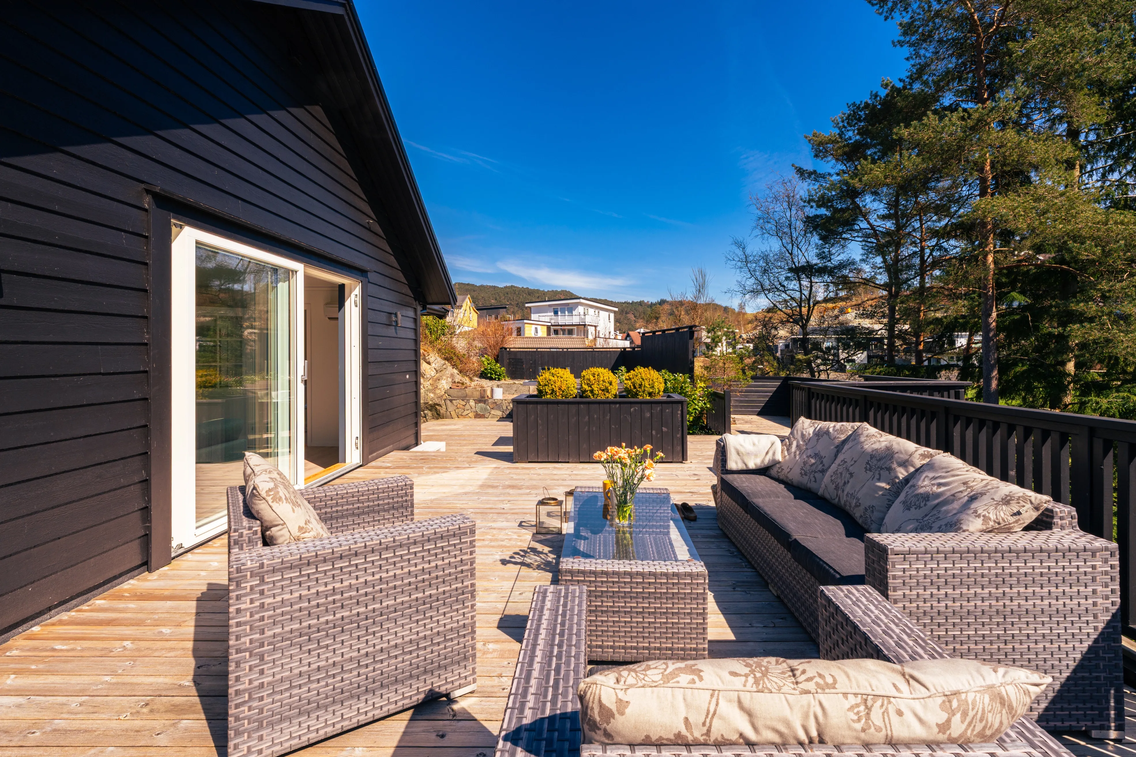 1960s 5-Bedroom House in Hagavik with Expansive Terrace and Parking - View image 25 of 55