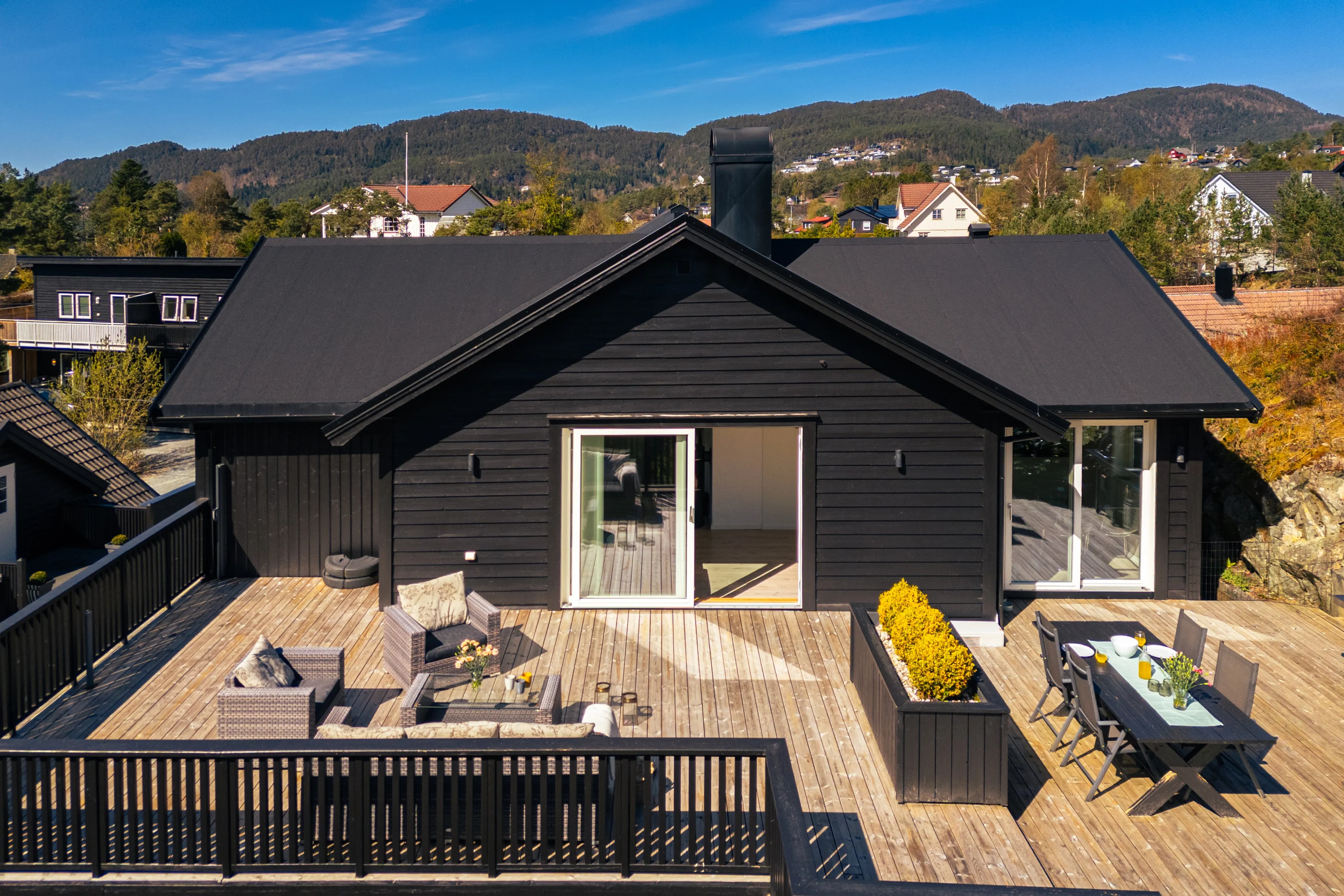 1960s 5-Bedroom House in Hagavik with Expansive Terrace and Parking - View image 28 of 55
