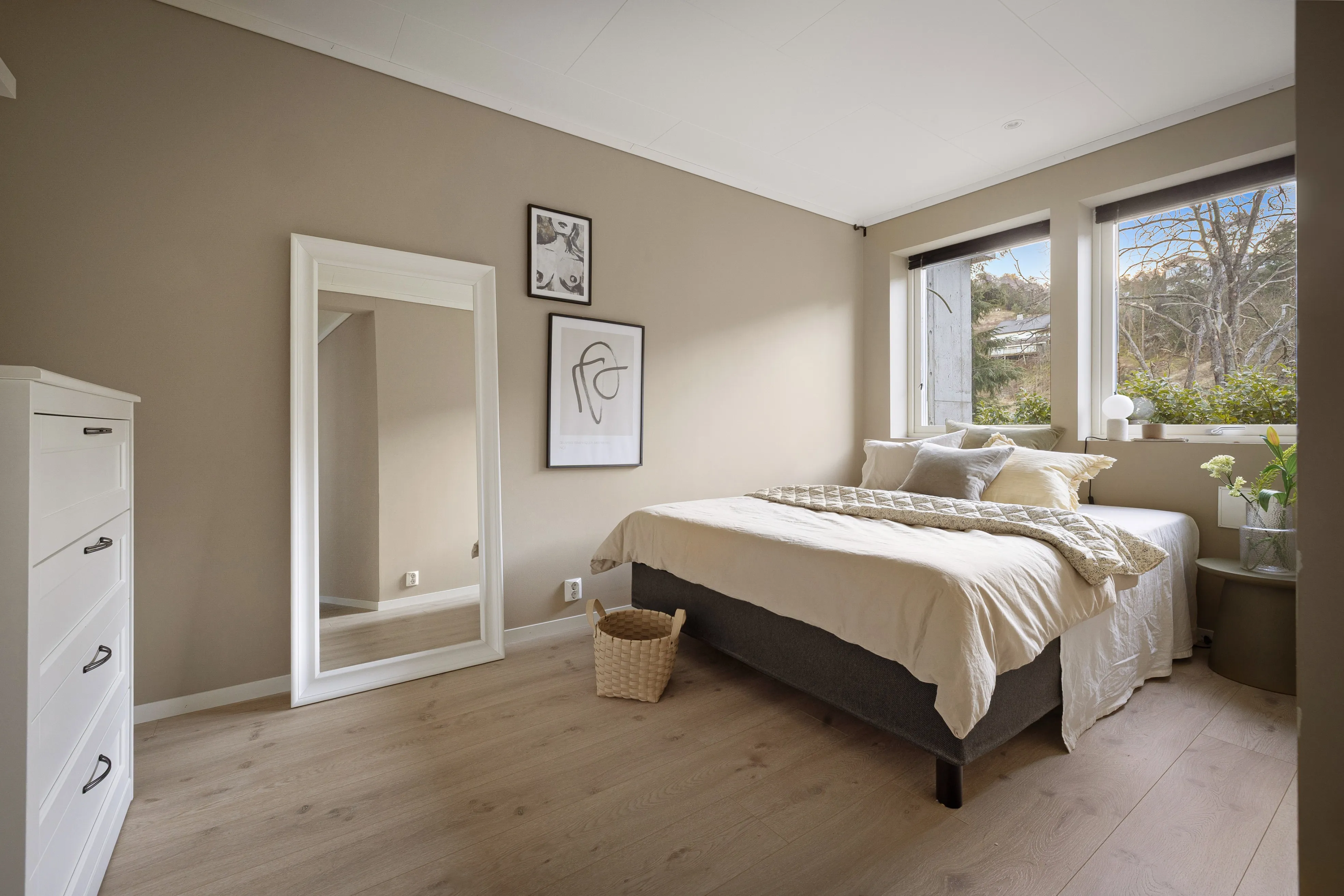 1960s 5-Bedroom House in Hagavik with Expansive Terrace and Parking - View image 32 of 55