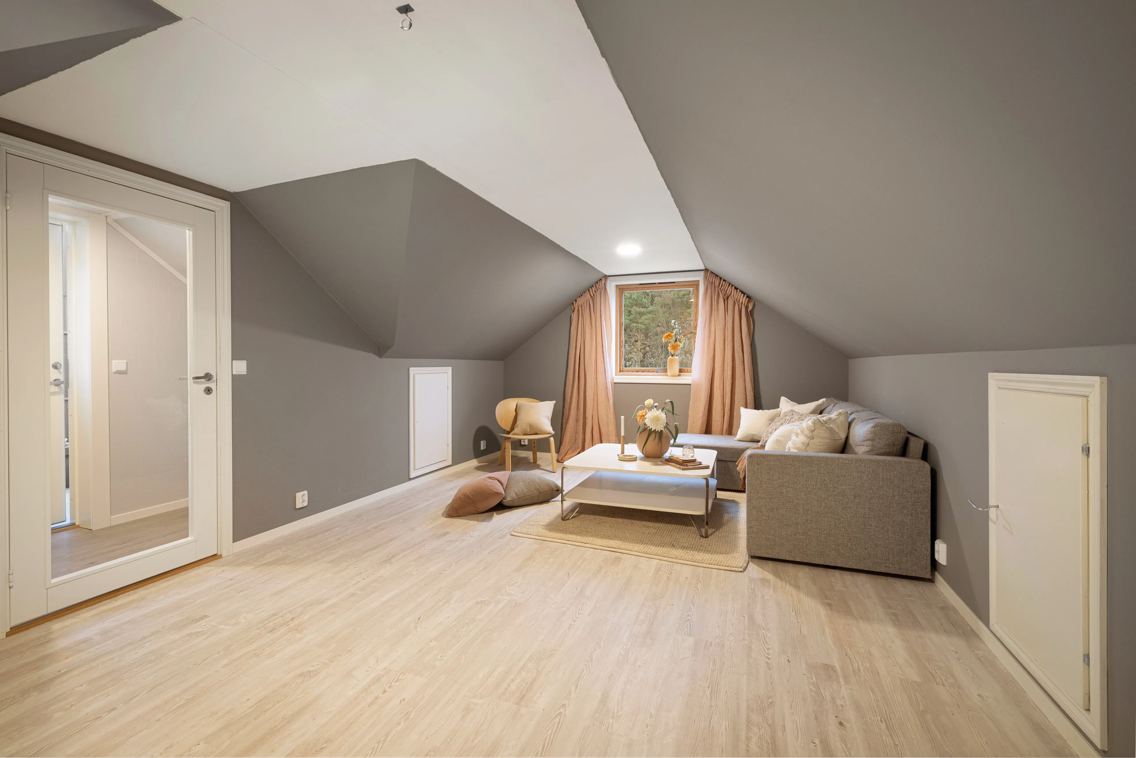 1960s 5-Bedroom House in Hagavik with Expansive Terrace and Parking - View image 46 of 55