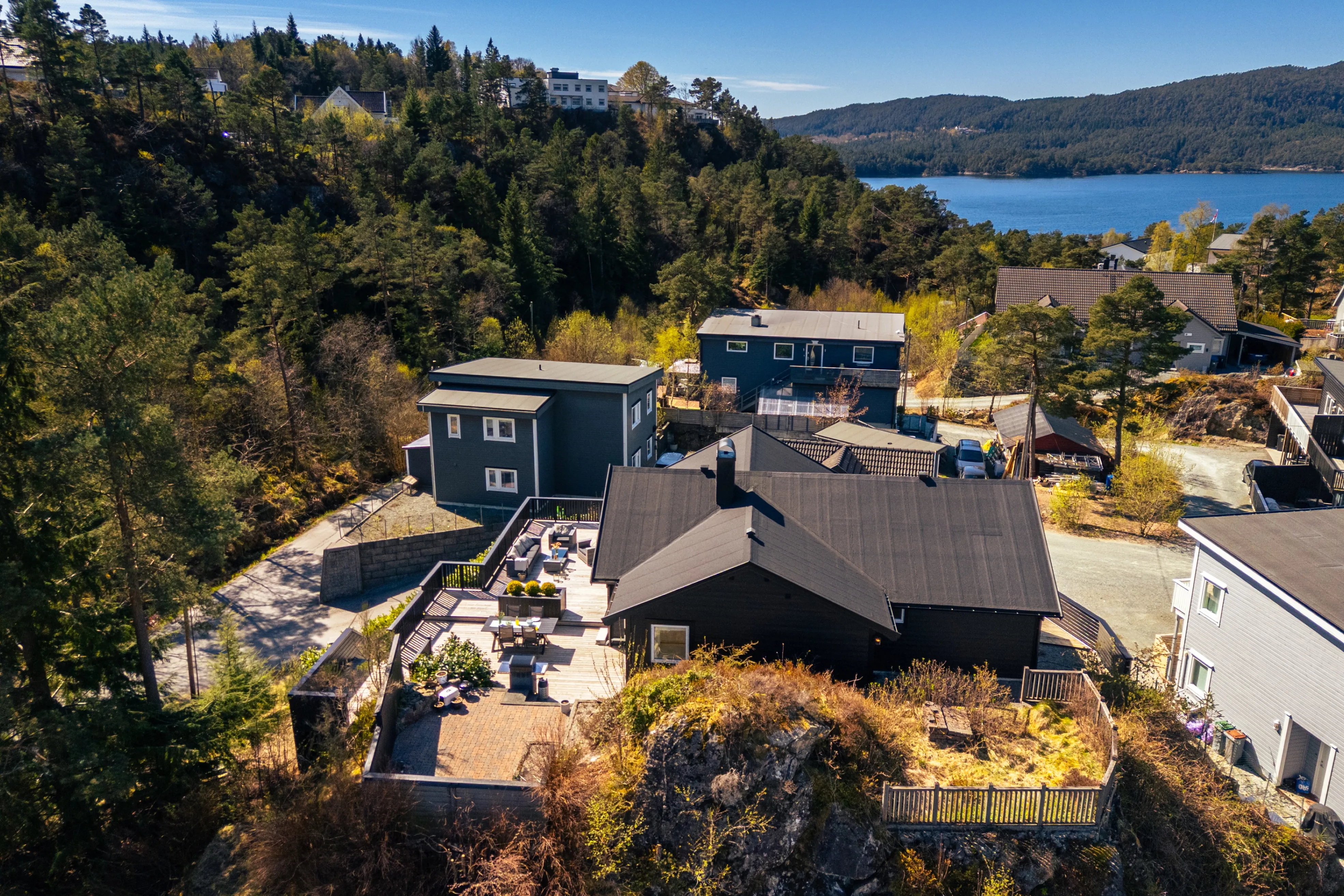 1960s 5-Bedroom House in Hagavik with Expansive Terrace and Parking - View image 54 of 55