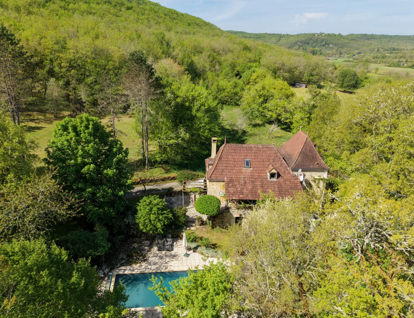 4-Bedroom House with Pool and Garden in Scenic Gourdon, France - Image 4