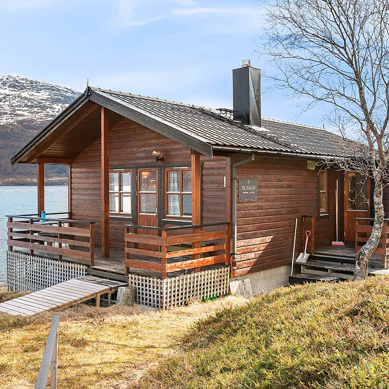 1990 Norway Retreat: 3-Bed Country House with Private Shore in Tovik