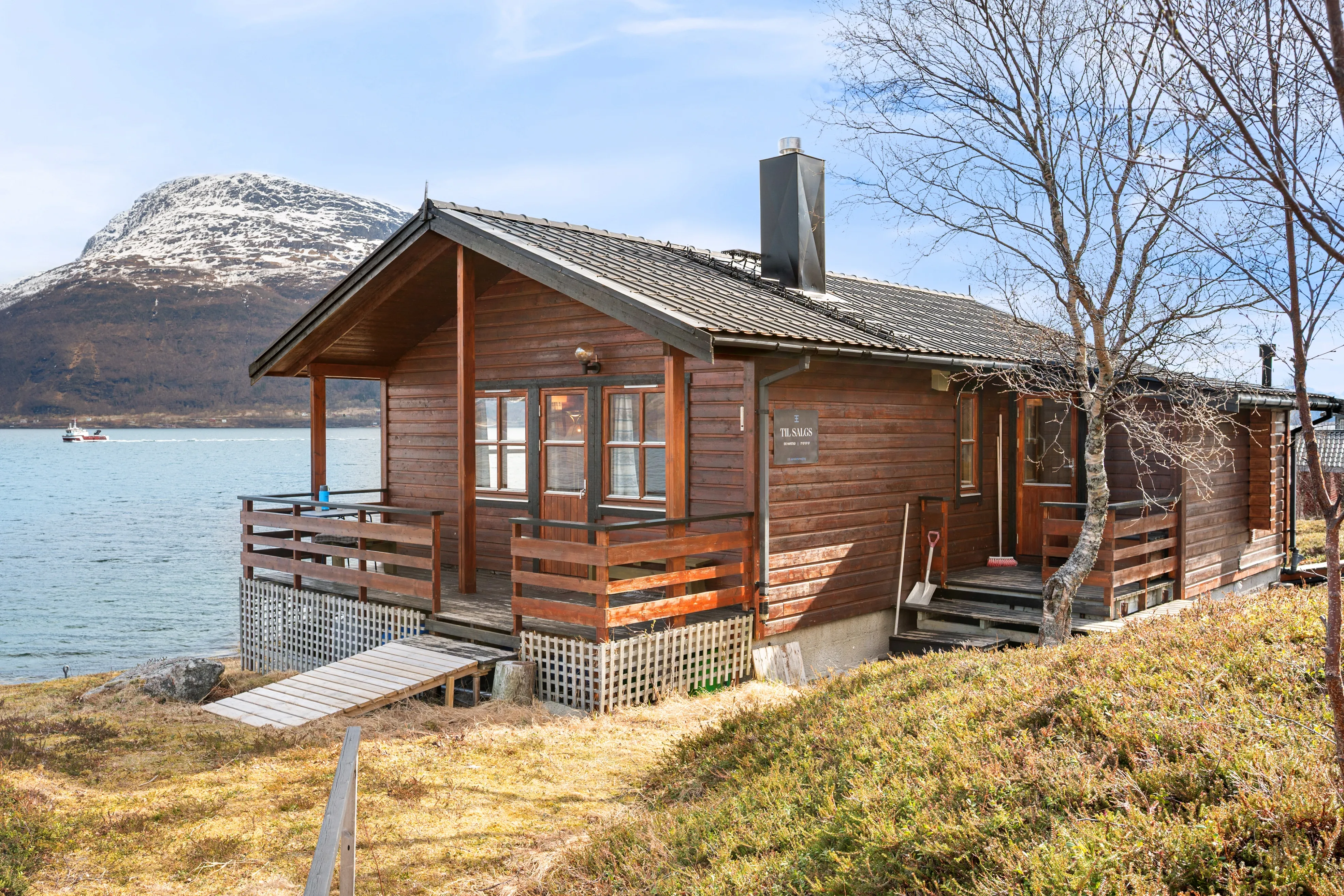 1990 Norway Retreat: 3-Bed Country House with Private Shore in Tovik - Image 1