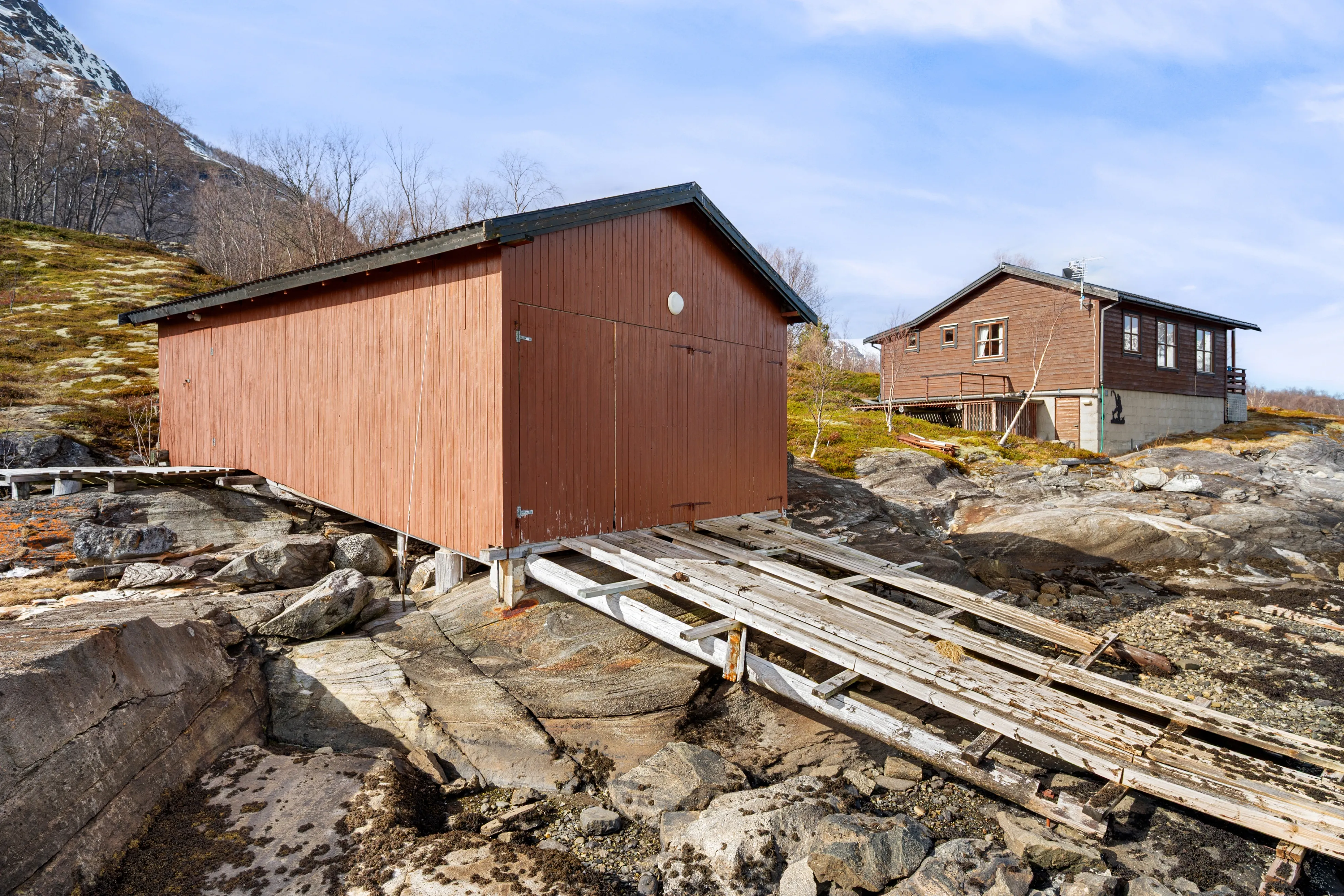 1990 Norway Retreat: 3-Bed Country House with Private Shore in Tovik - Image 3