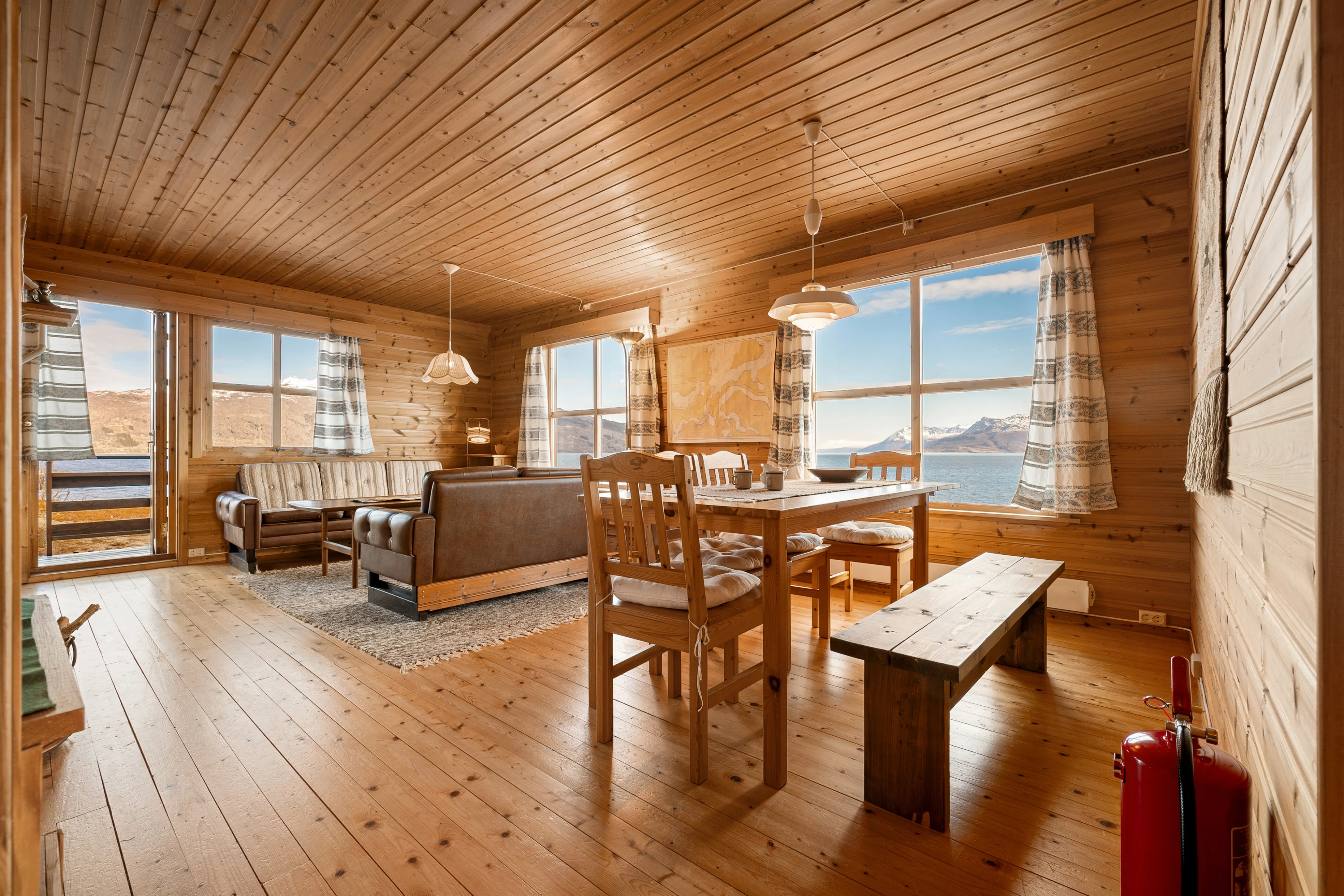 1990 Norway Retreat: 3-Bed Country House with Private Shore in Tovik - Image 5