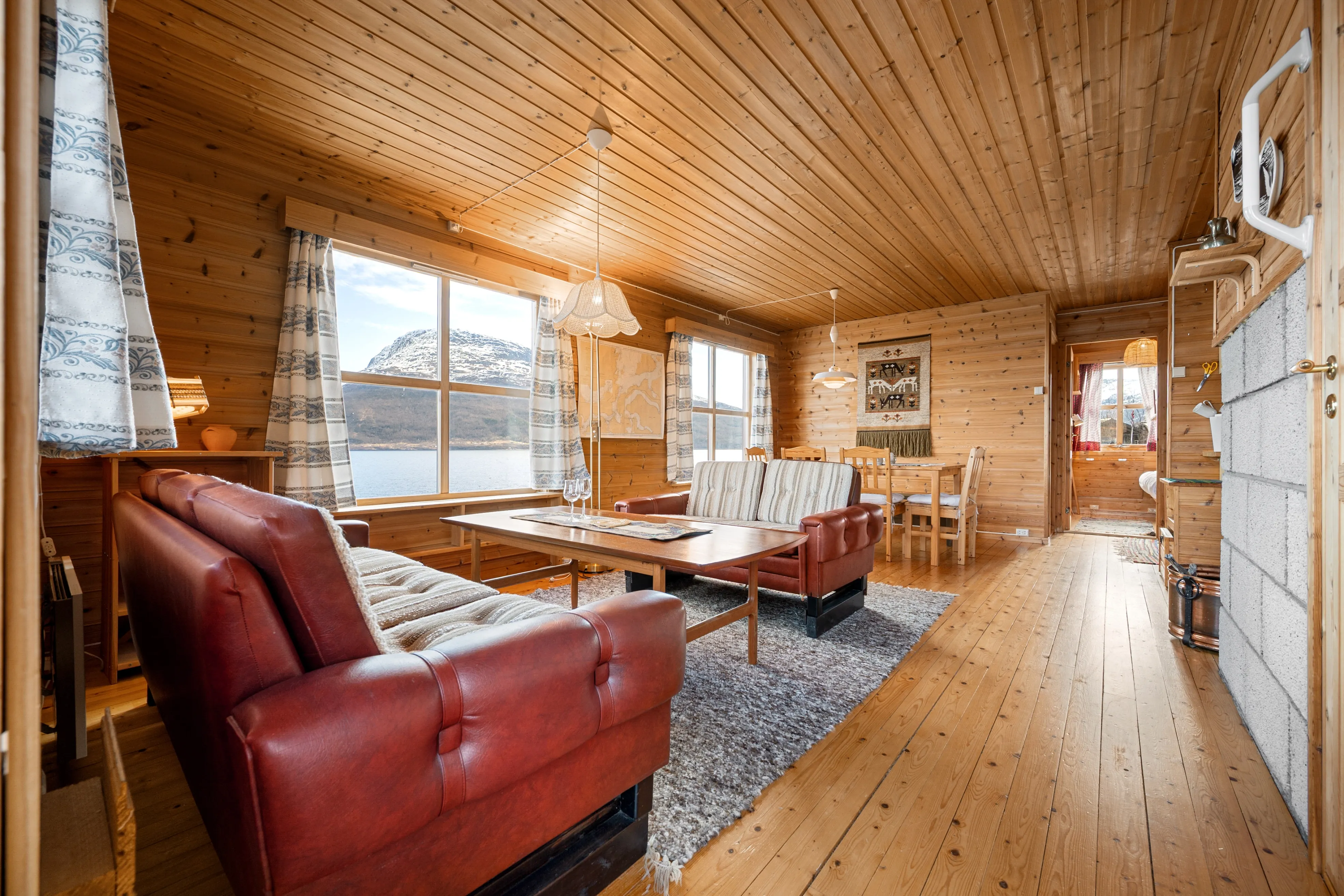 1990 Norway Retreat: 3-Bed Country House with Private Shore in Tovik - View image 9 of 38