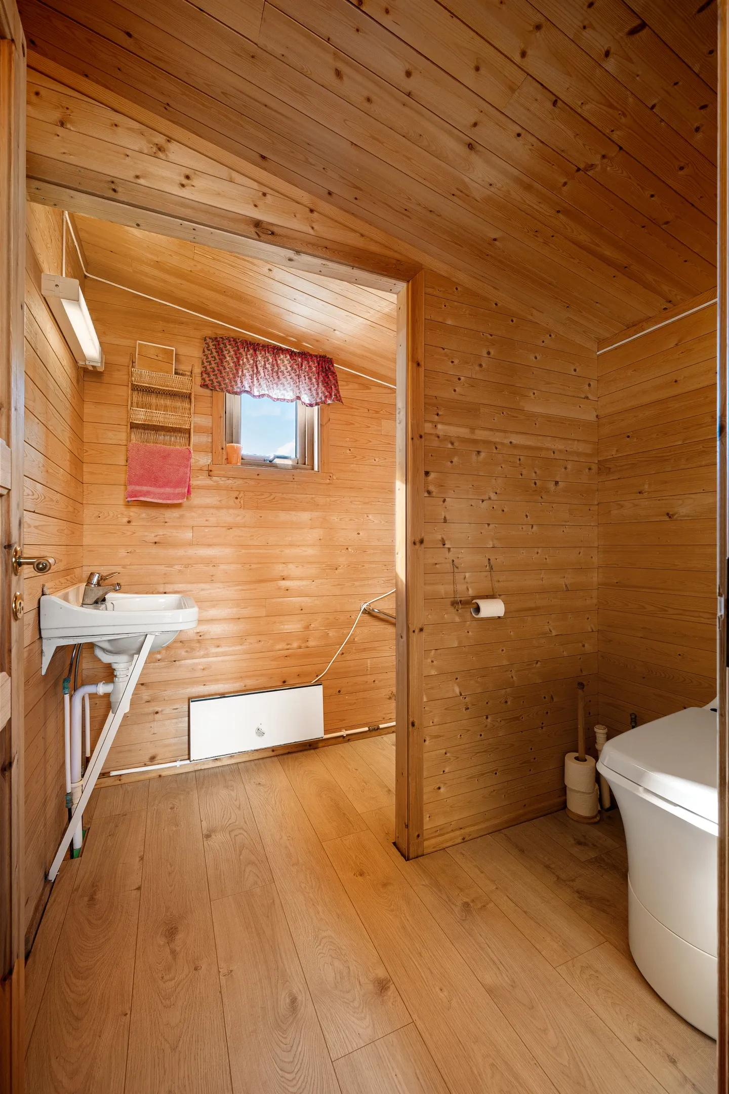 1990 Norway Retreat: 3-Bed Country House with Private Shore in Tovik - View image 22 of 38