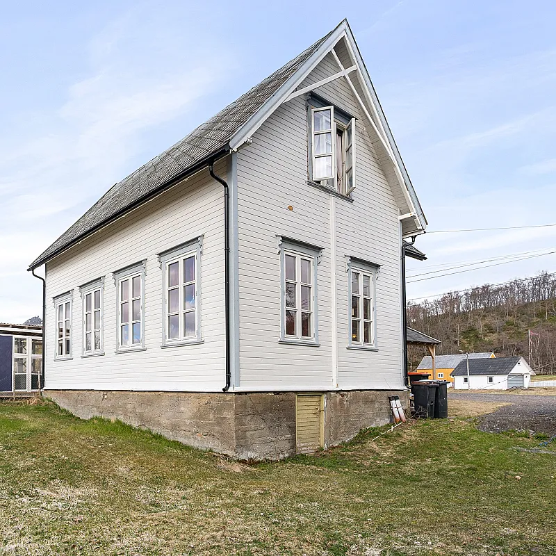 Antigua escuela de 1917 con amplios jardines en Sørvik, Noruega