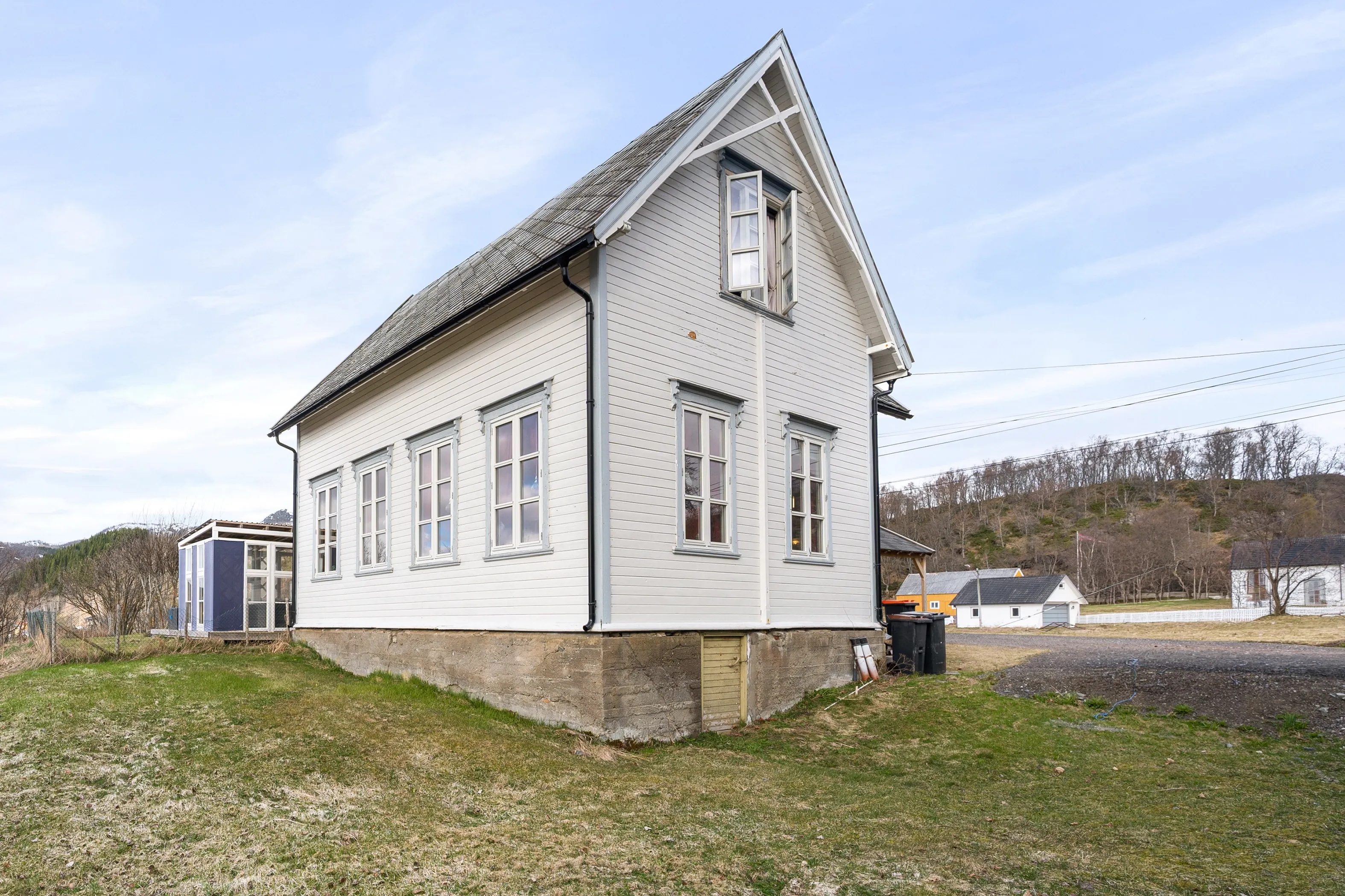 Antigua escuela de 1917 con amplios jardines en Sørvik, Noruega - Image 1