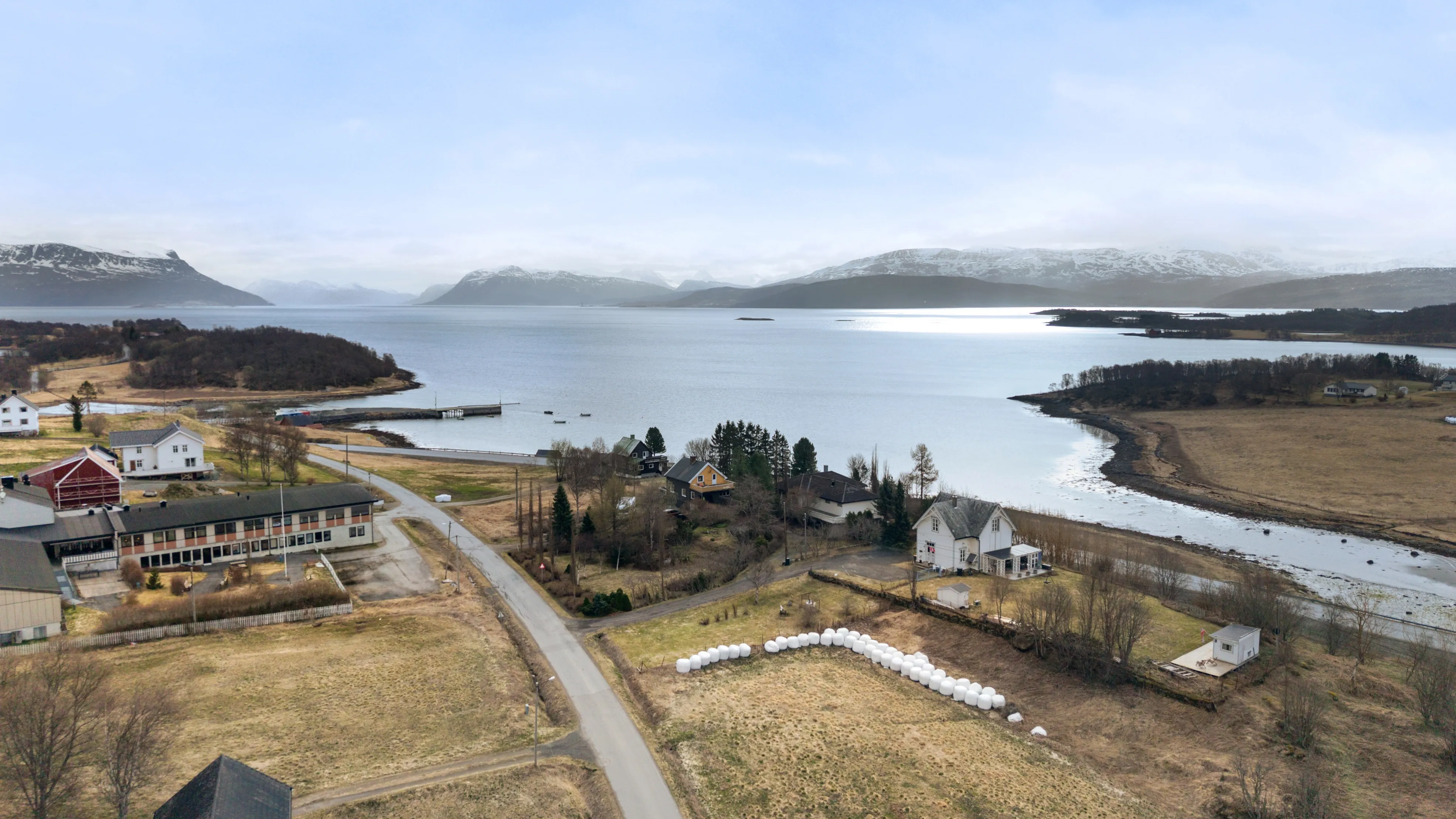 Antigua escuela de 1917 con amplios jardines en Sørvik, Noruega - Image 2