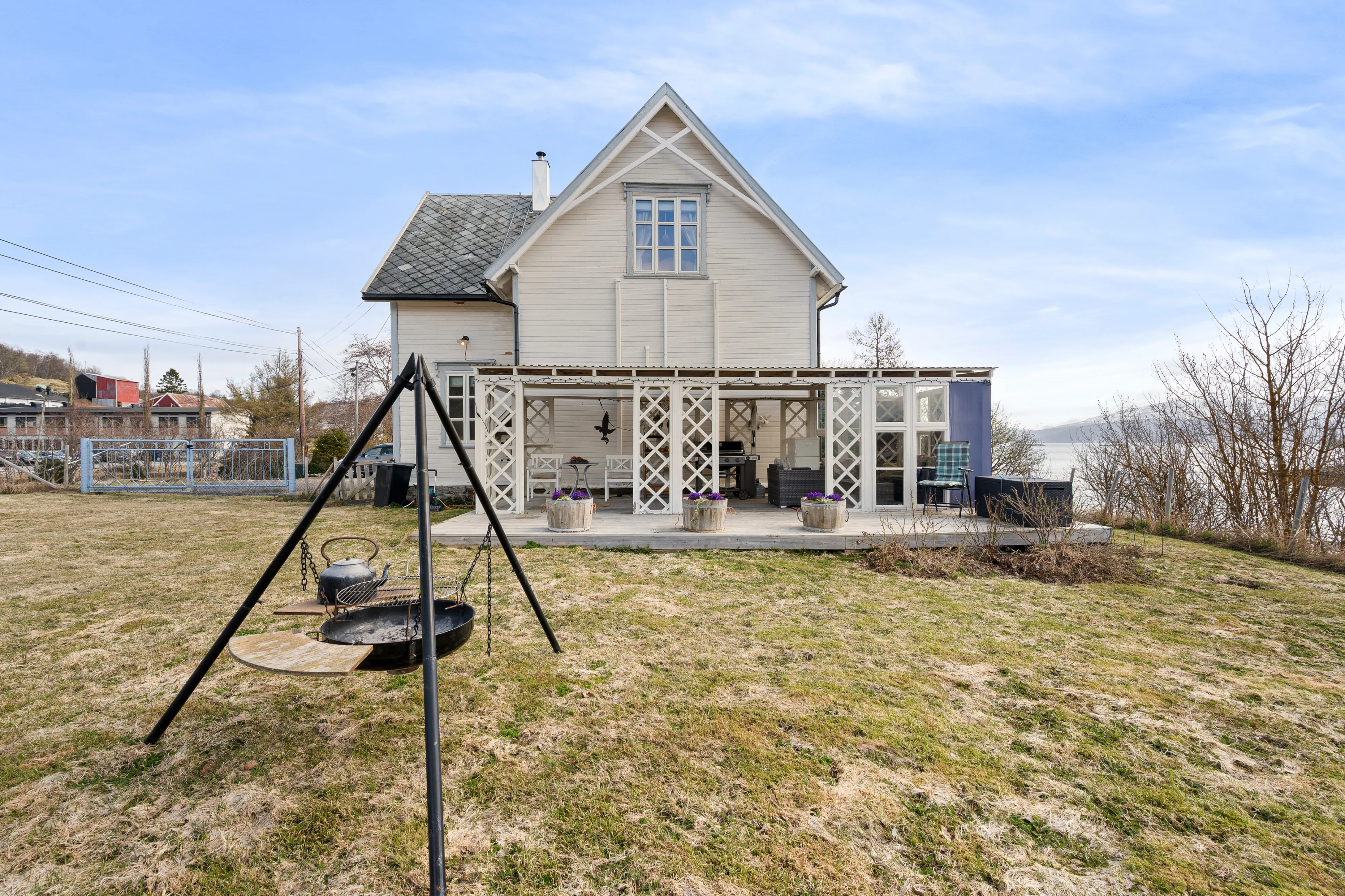 Antigua escuela de 1917 con amplios jardines en Sørvik, Noruega - Image 3
