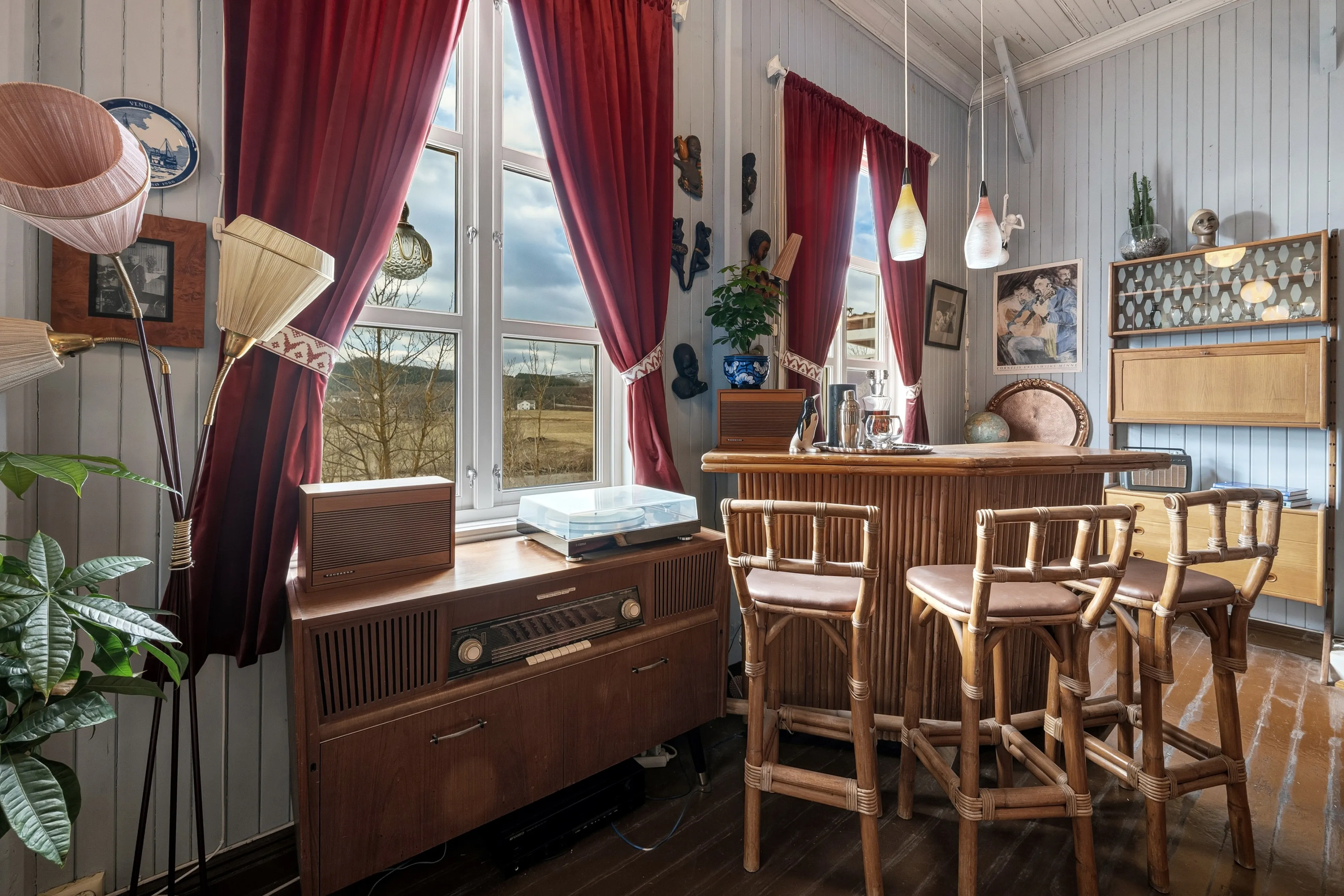 Antigua escuela de 1917 con amplios jardines en Sørvik, Noruega - Ver imagen 9 de 80