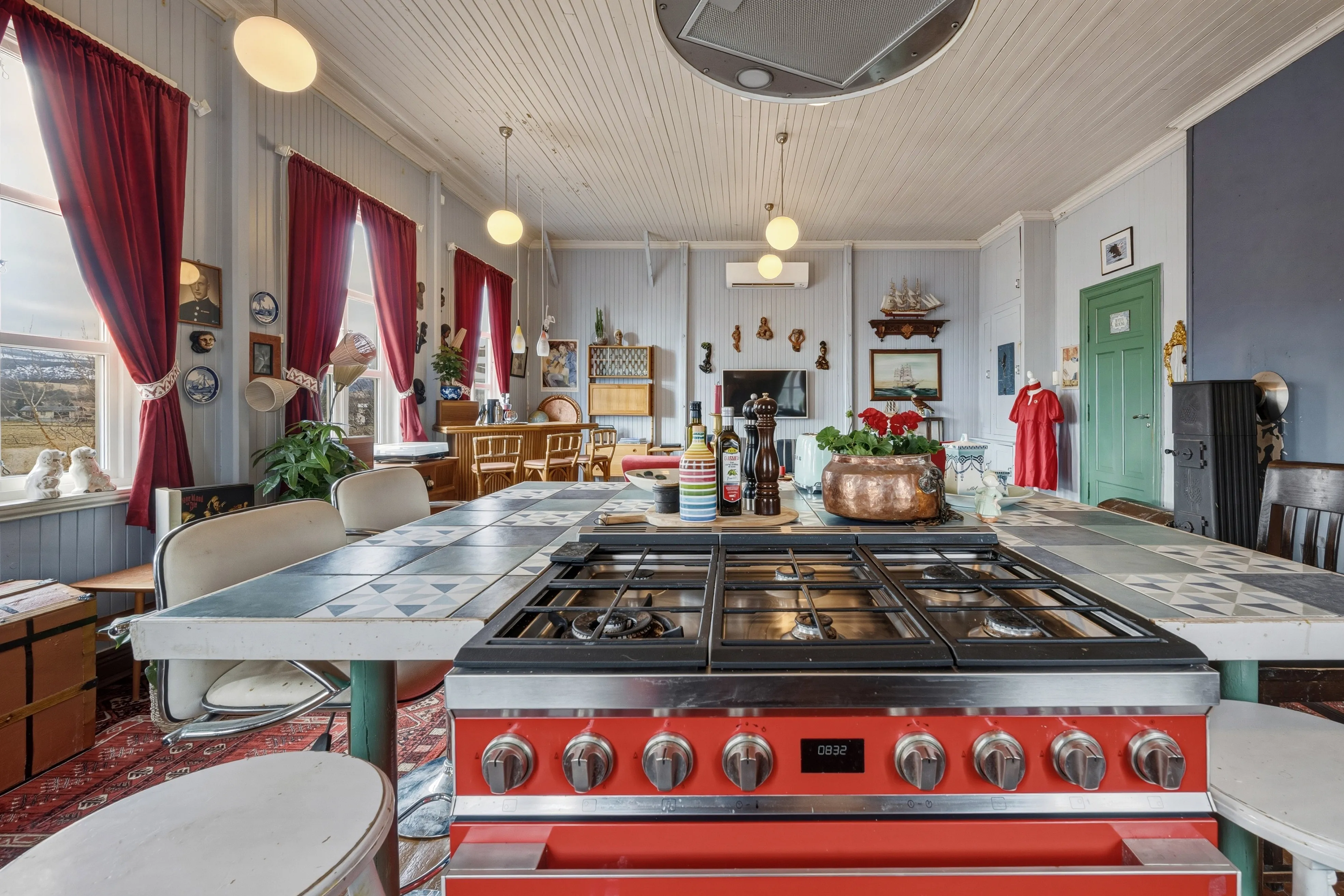 Antigua escuela de 1917 con amplios jardines en Sørvik, Noruega - Ver imagen 21 de 80