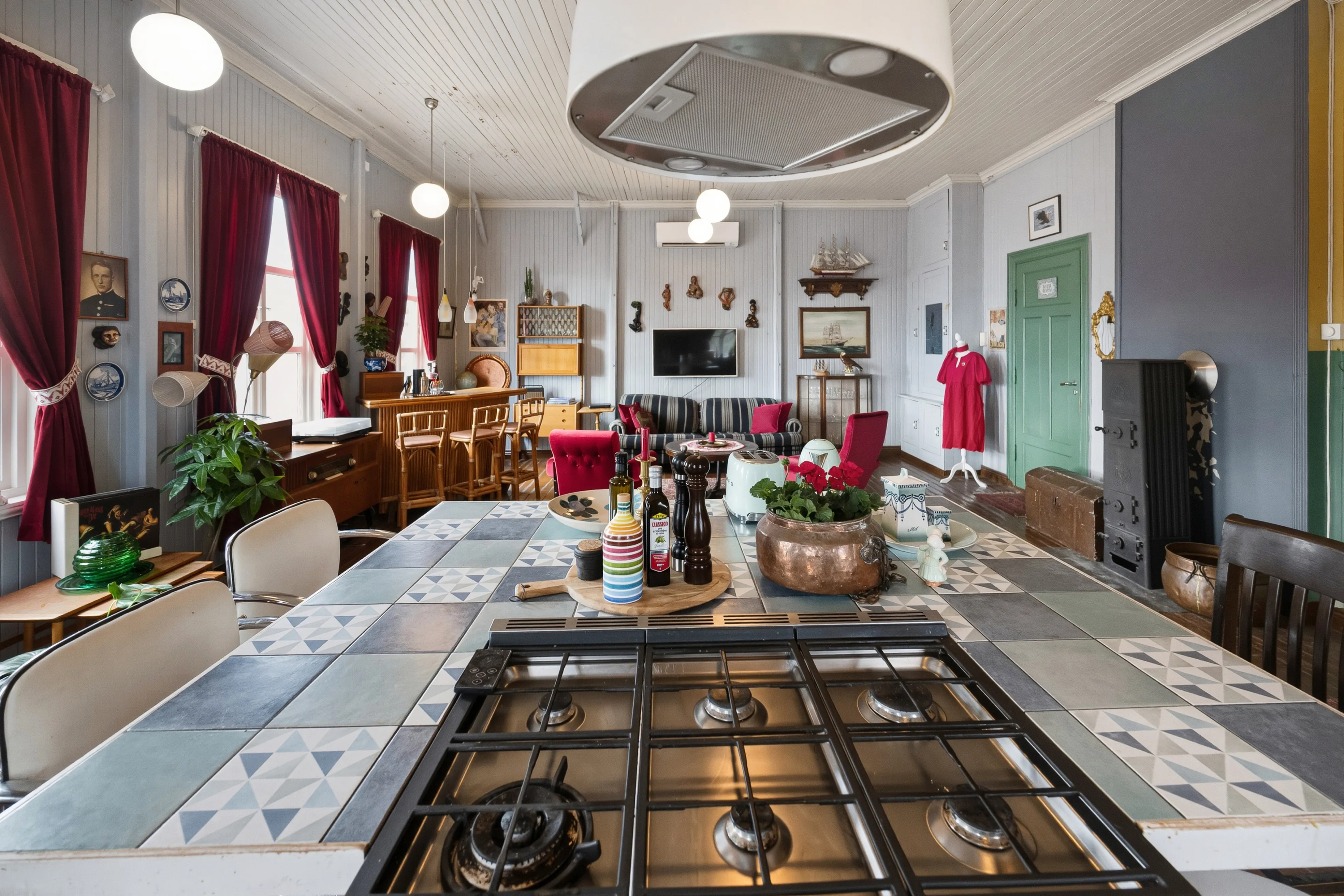 Antigua escuela de 1917 con amplios jardines en Sørvik, Noruega - Ver imagen 22 de 80