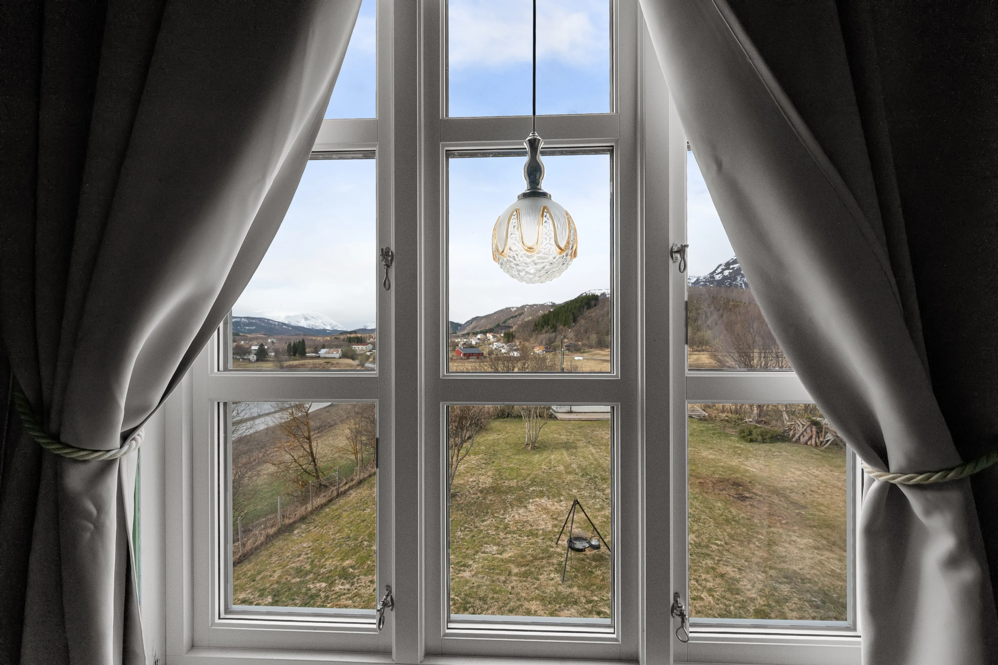 Antigua escuela de 1917 con amplios jardines en Sørvik, Noruega - Ver imagen 38 de 80