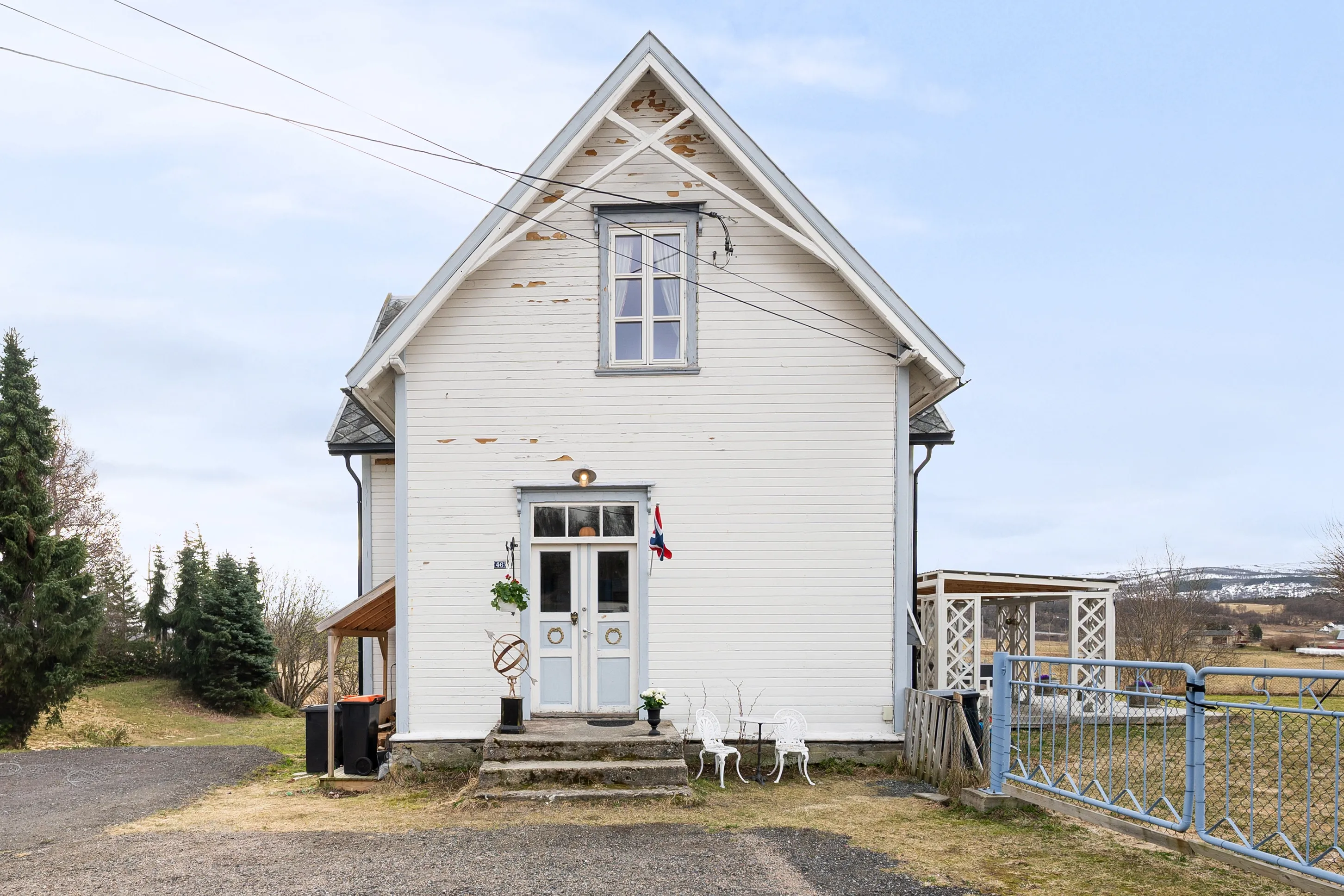 Antigua escuela de 1917 con amplios jardines en Sørvik, Noruega - Ver imagen 53 de 80