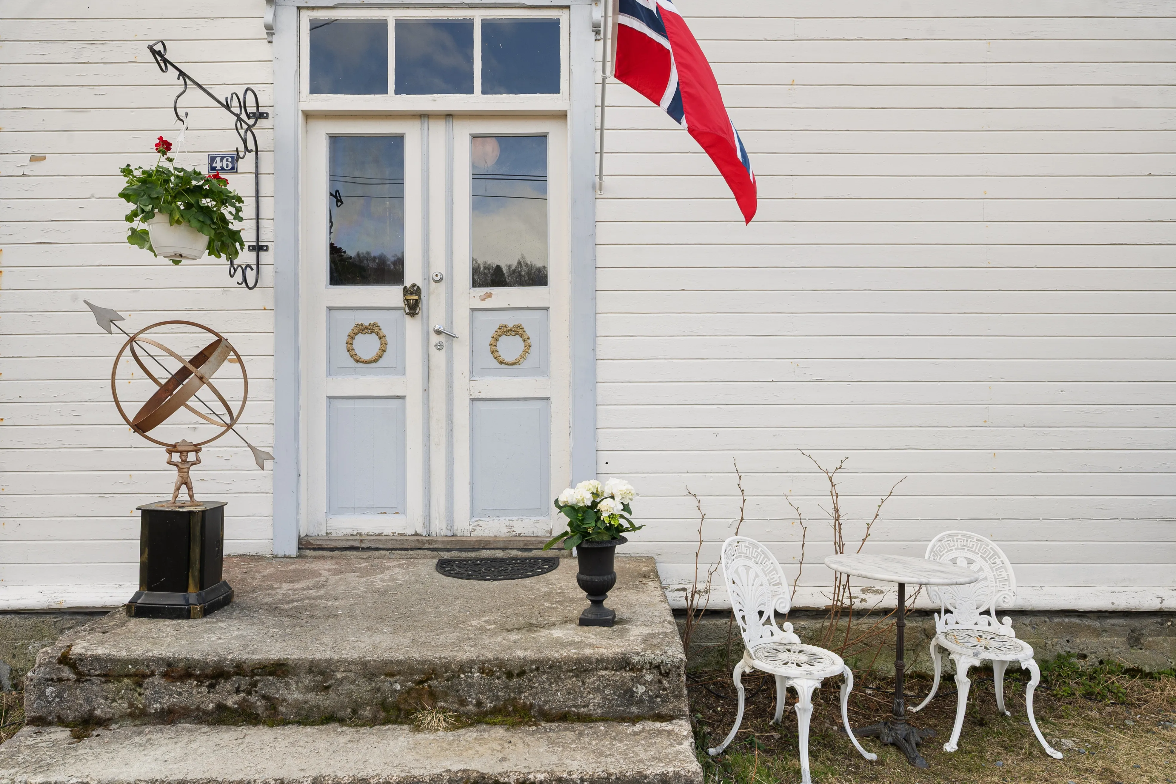 Antigua escuela de 1917 con amplios jardines en Sørvik, Noruega - Ver imagen 54 de 80