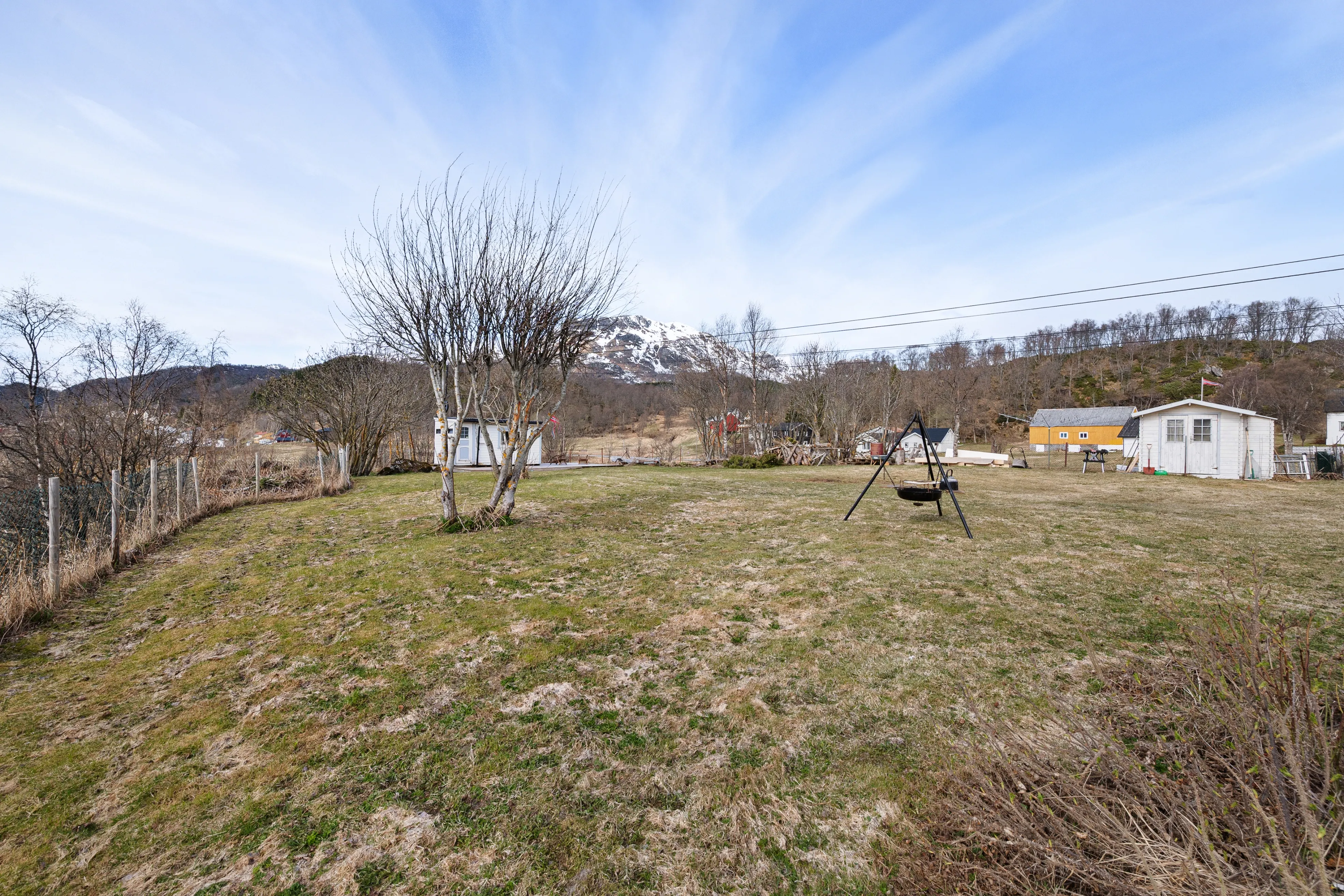 Antigua escuela de 1917 con amplios jardines en Sørvik, Noruega - Ver imagen 64 de 80